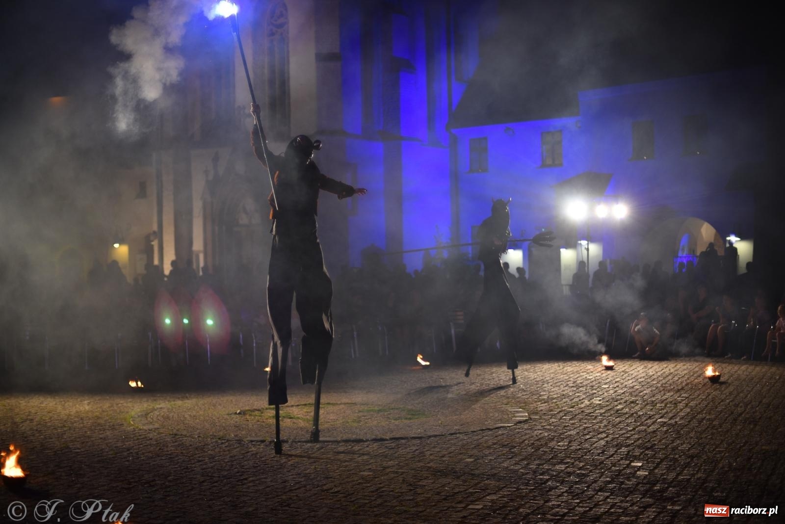 Zdjęcie w galerii na portalu naszraciborz.pl: Cyrk, ogień i serce Don Juana – nowa energia w murach Zamku Piastowskiego wiadomości z regionu