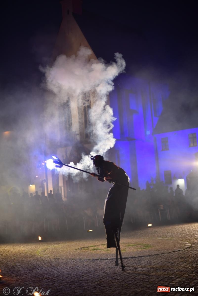 Zdjęcie w galerii na portalu naszraciborz.pl: Cyrk, ogień i serce Don Juana – nowa energia w murach Zamku Piastowskiego wiadomości z regionu