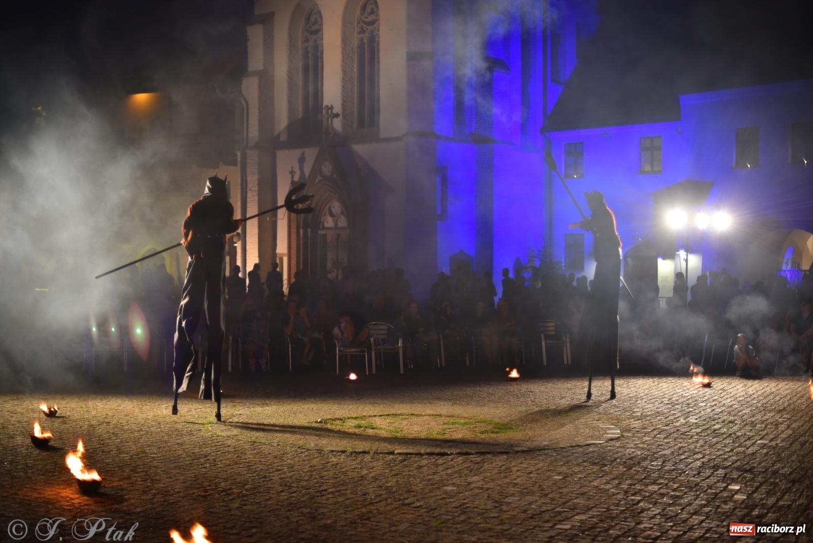 Zdjęcie w galerii na portalu naszraciborz.pl: Cyrk, ogień i serce Don Juana – nowa energia w murach Zamku Piastowskiego wiadomości z regionu