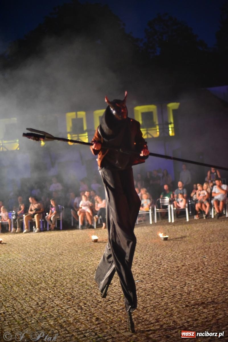 Zdjęcie w galerii na portalu naszraciborz.pl: Cyrk, ogień i serce Don Juana – nowa energia w murach Zamku Piastowskiego wiadomości z regionu