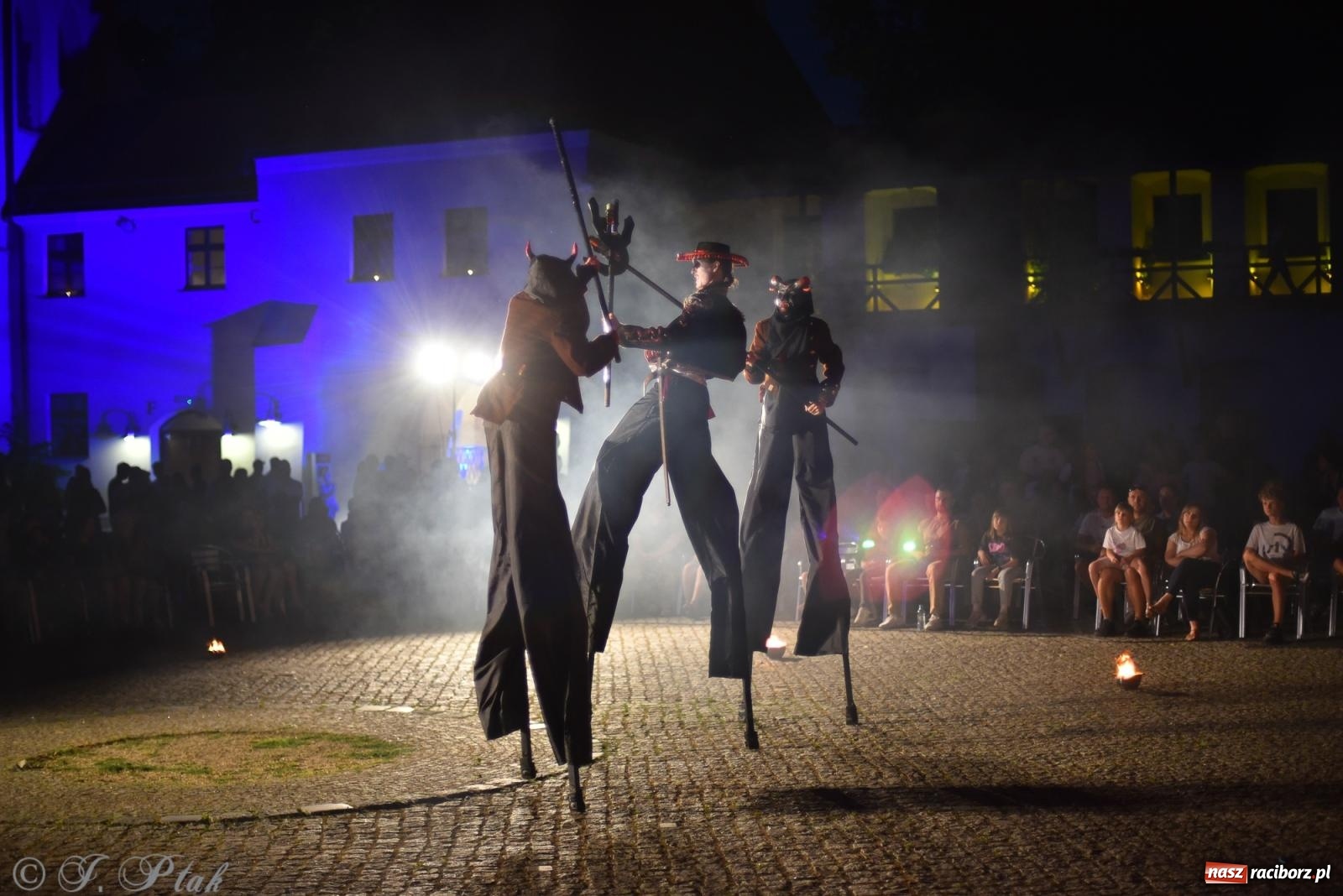 Zdjęcie w galerii na portalu naszraciborz.pl: Cyrk, ogień i serce Don Juana – nowa energia w murach Zamku Piastowskiego wiadomości z regionu