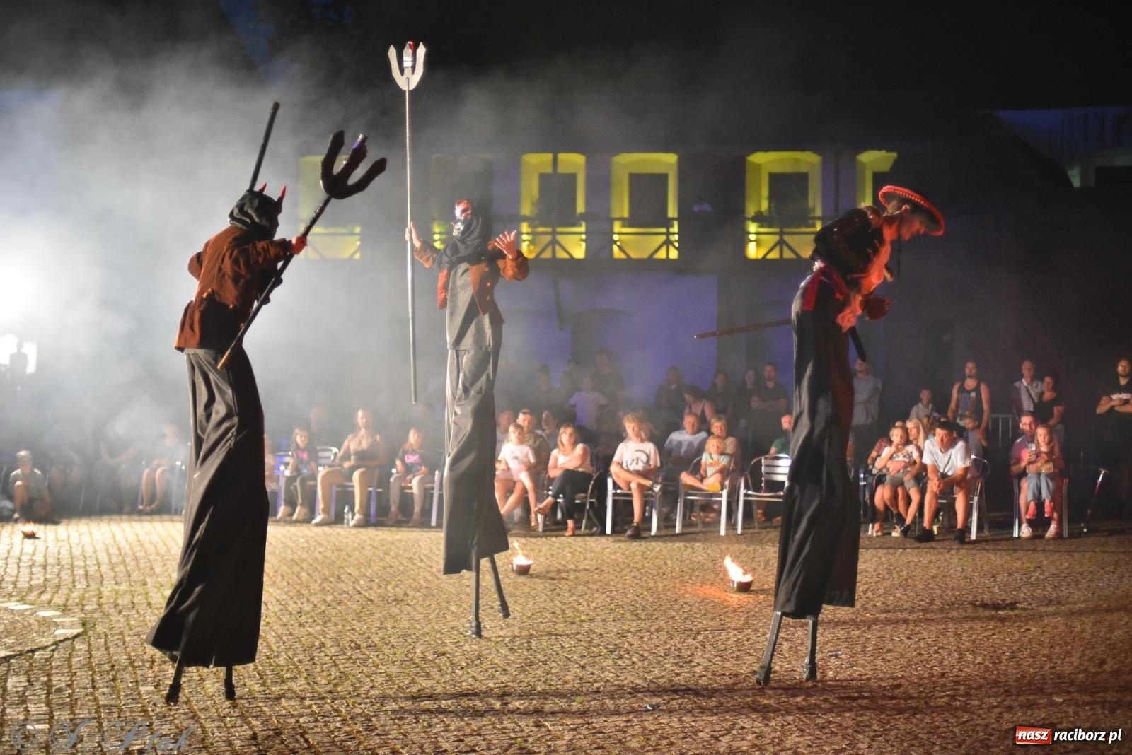 Zdjęcie w galerii na portalu naszraciborz.pl: Cyrk, ogień i serce Don Juana – nowa energia w murach Zamku Piastowskiego wiadomości z regionu