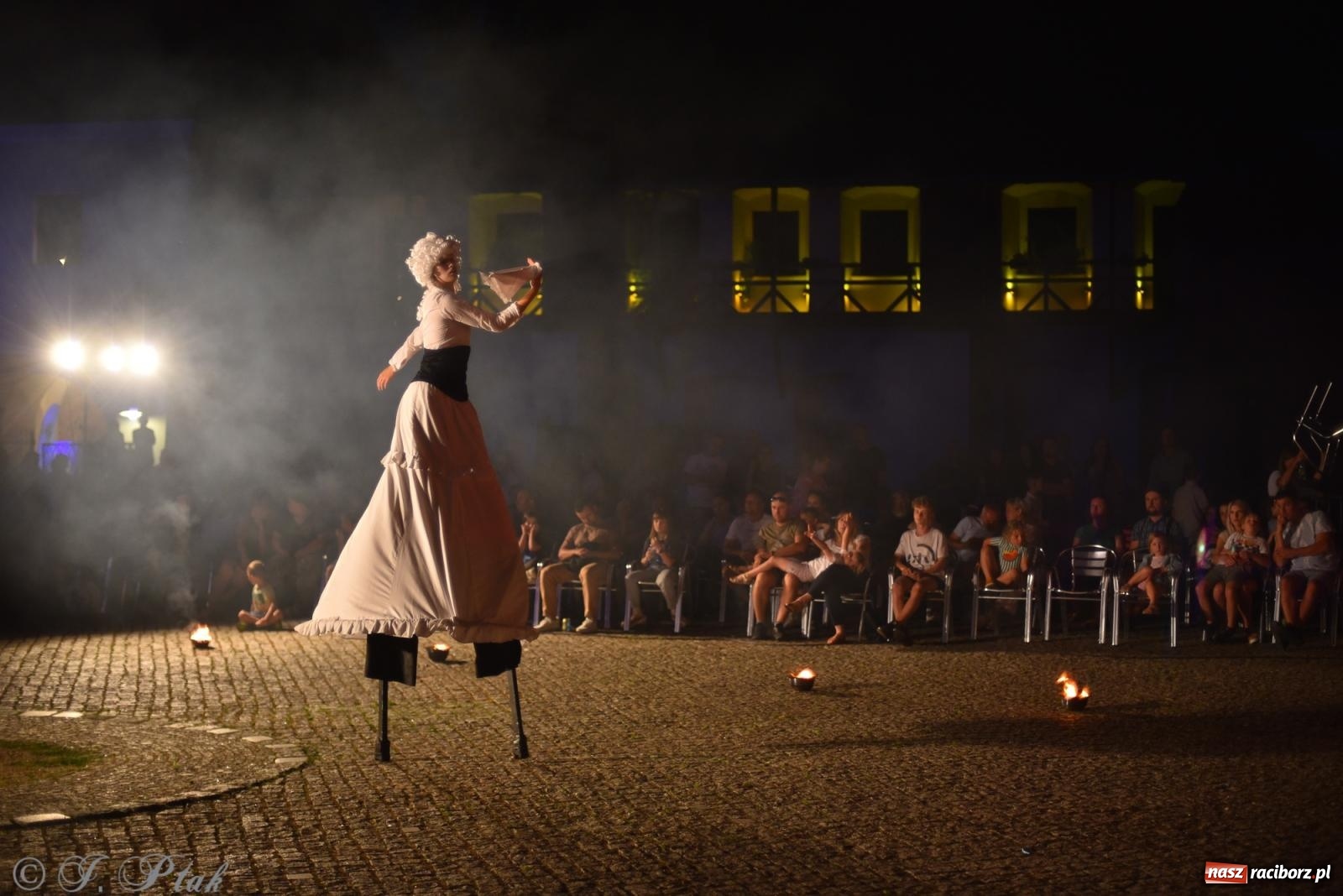 Zdjęcie w galerii na portalu naszraciborz.pl: Cyrk, ogień i serce Don Juana – nowa energia w murach Zamku Piastowskiego wiadomości z regionu