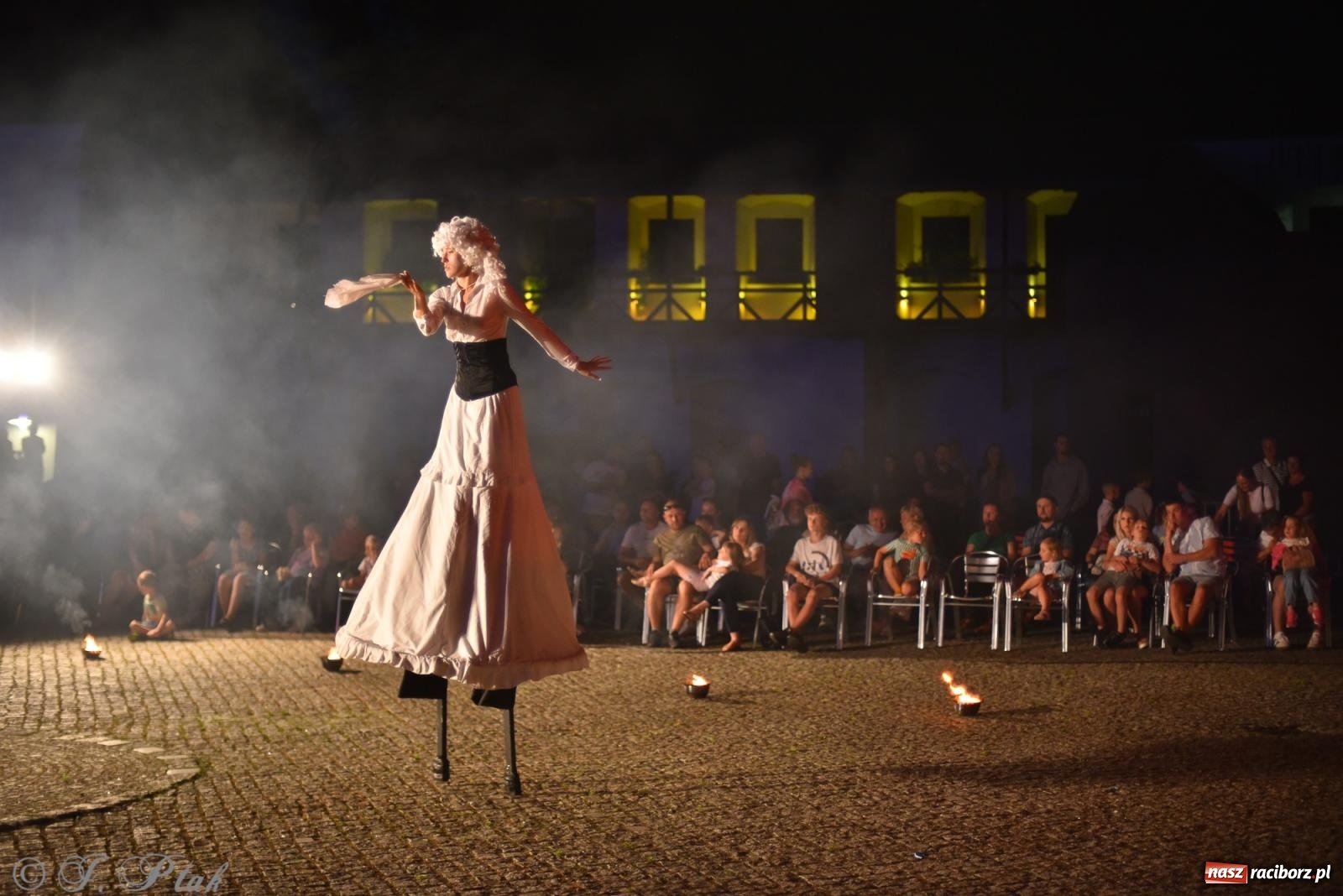 Zdjęcie w galerii na portalu naszraciborz.pl: Cyrk, ogień i serce Don Juana – nowa energia w murach Zamku Piastowskiego wiadomości z regionu