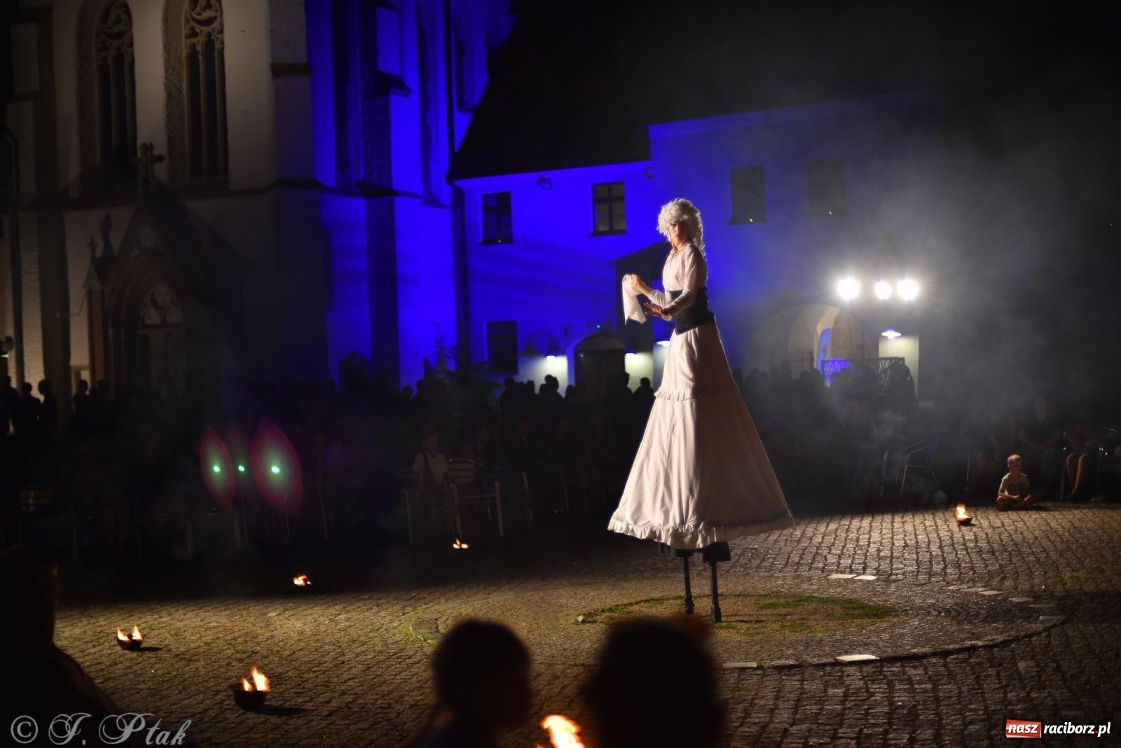 Zdjęcie w galerii na portalu naszraciborz.pl: Cyrk, ogień i serce Don Juana – nowa energia w murach Zamku Piastowskiego wiadomości z regionu