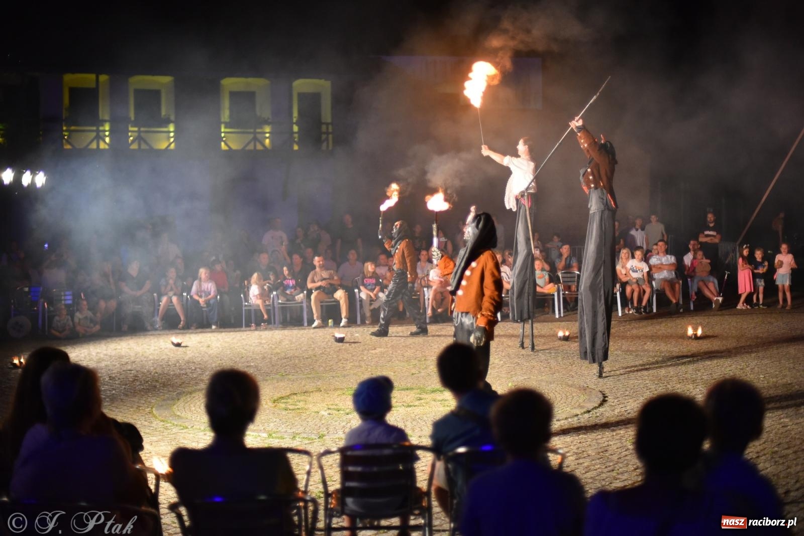 Zdjęcie w galerii na portalu naszraciborz.pl: Cyrk, ogień i serce Don Juana – nowa energia w murach Zamku Piastowskiego wiadomości z regionu