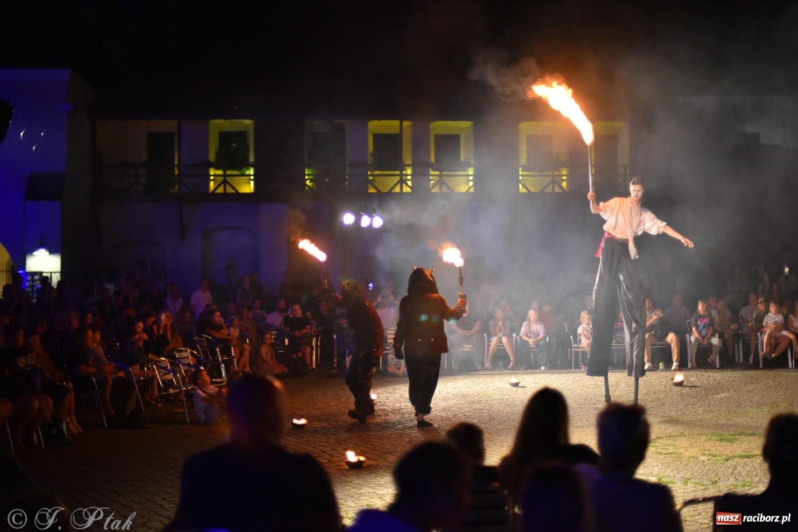 Zdjęcie w galerii na portalu naszraciborz.pl: Cyrk, ogień i serce Don Juana – nowa energia w murach Zamku Piastowskiego wiadomości z regionu