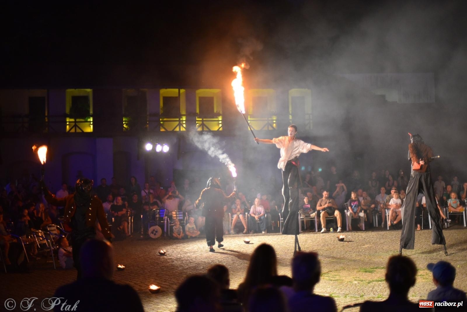 Zdjęcie w galerii na portalu naszraciborz.pl: Cyrk, ogień i serce Don Juana – nowa energia w murach Zamku Piastowskiego wiadomości z regionu