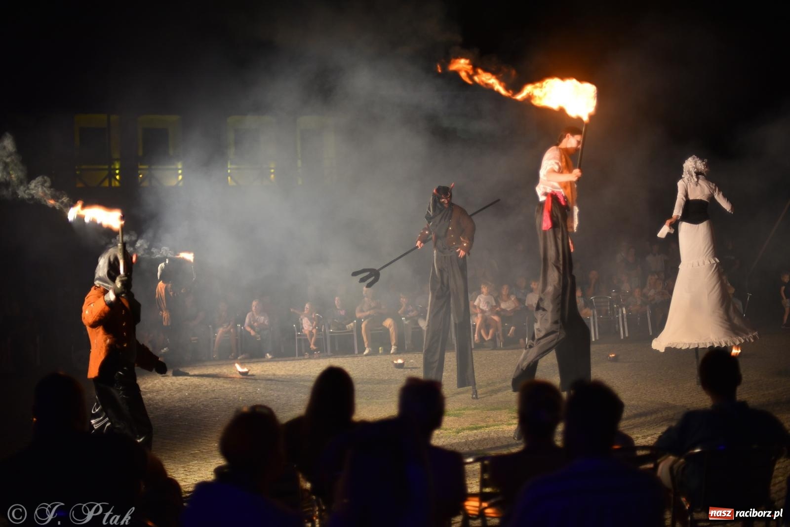 Zdjęcie w galerii na portalu naszraciborz.pl: Cyrk, ogień i serce Don Juana – nowa energia w murach Zamku Piastowskiego wiadomości z regionu