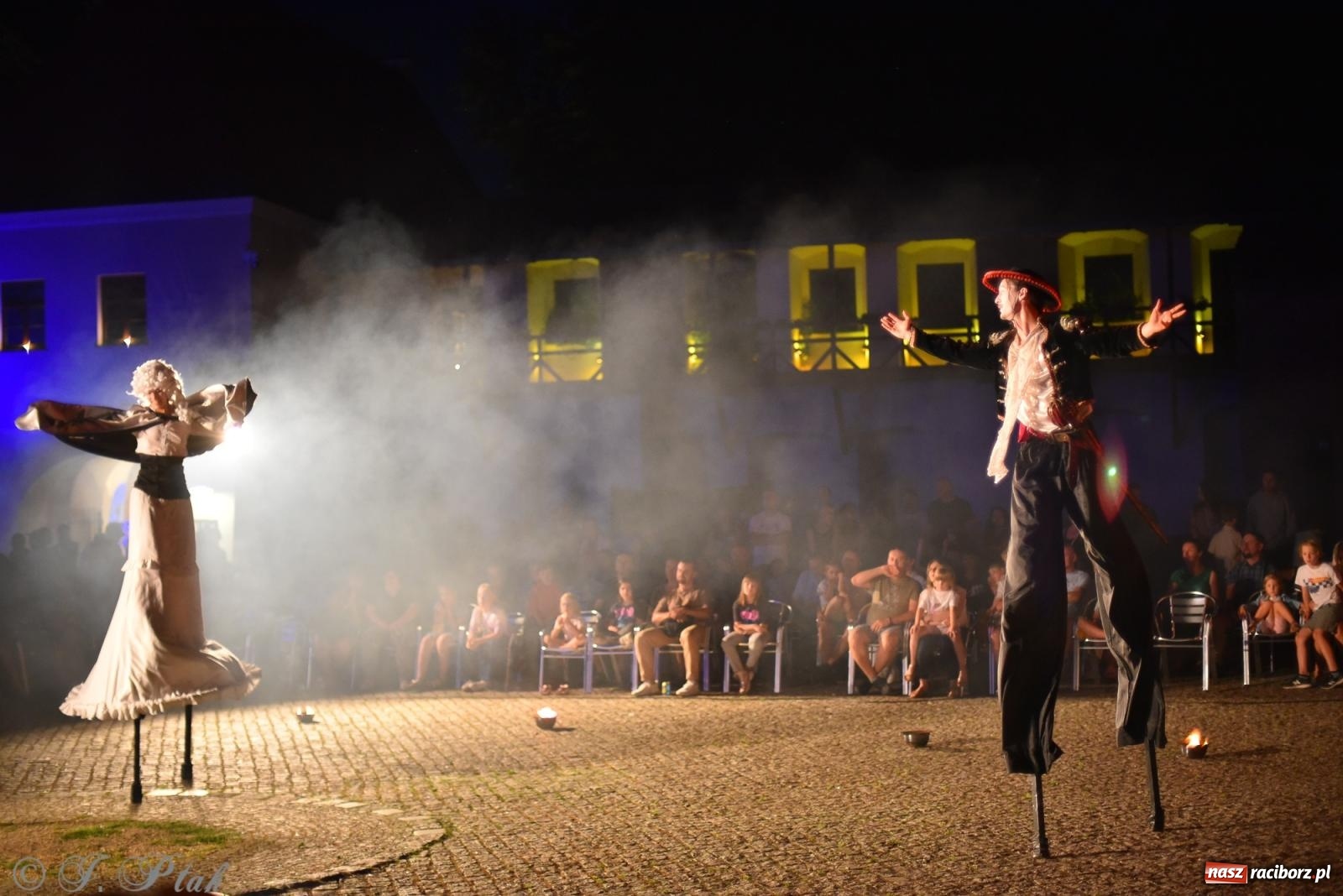 Zdjęcie w galerii na portalu naszraciborz.pl: Cyrk, ogień i serce Don Juana – nowa energia w murach Zamku Piastowskiego wiadomości z regionu