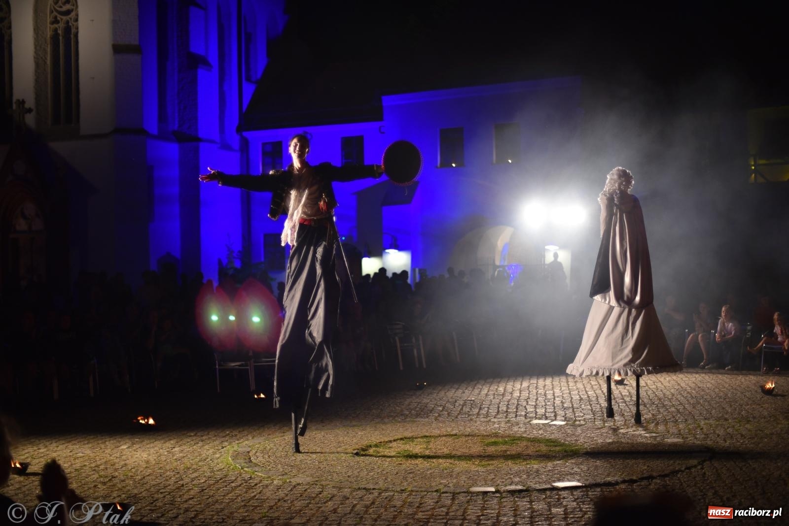 Zdjęcie w galerii na portalu naszraciborz.pl: Cyrk, ogień i serce Don Juana – nowa energia w murach Zamku Piastowskiego wiadomości z regionu