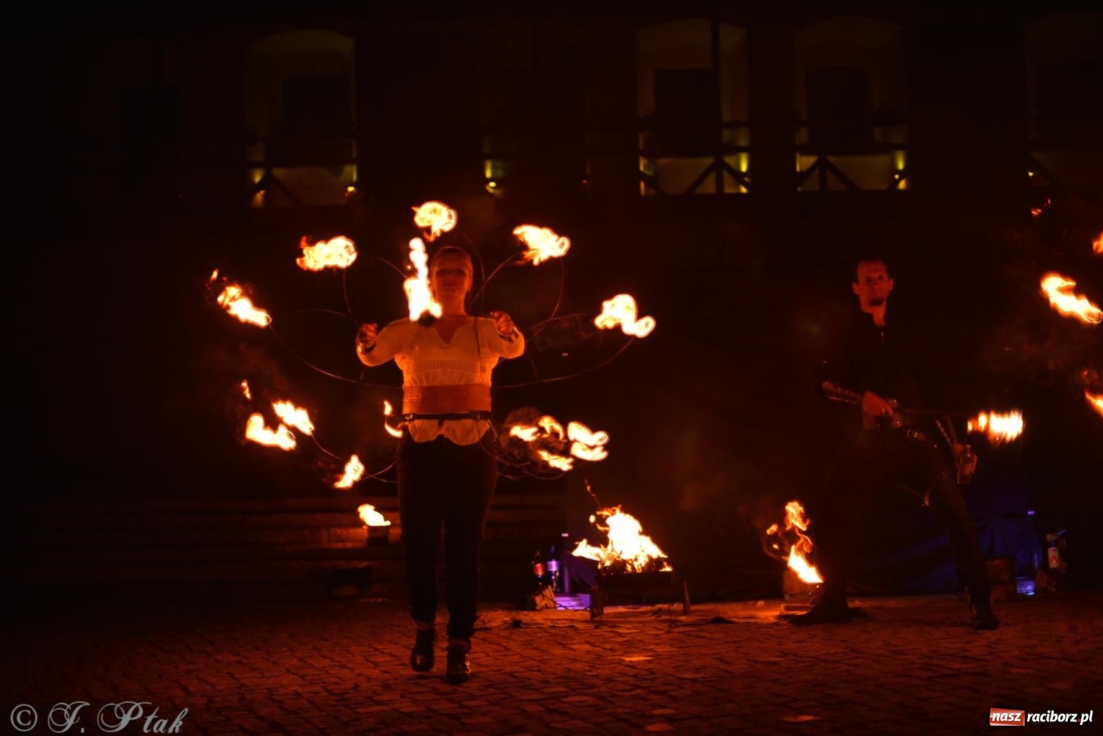 Zdjęcie w galerii na portalu naszraciborz.pl: Cyrk, ogień i serce Don Juana – nowa energia w murach Zamku Piastowskiego wiadomości z regionu