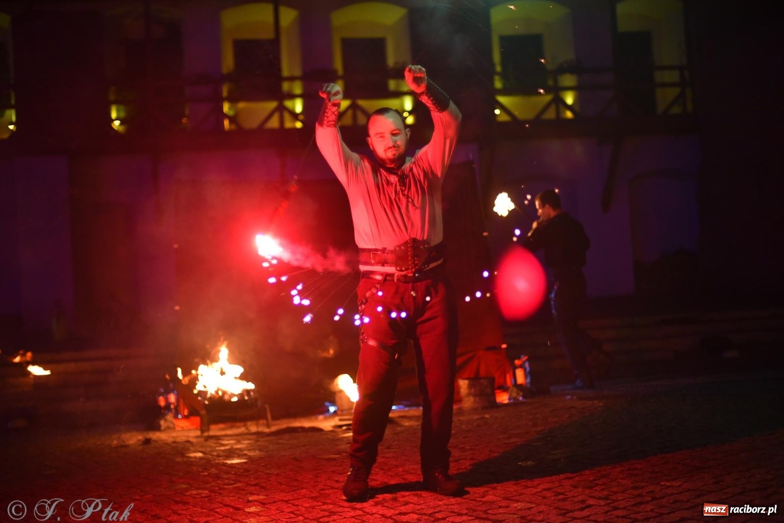 Zdjęcie w galerii na portalu naszraciborz.pl: Cyrk, ogień i serce Don Juana – nowa energia w murach Zamku Piastowskiego wiadomości z regionu