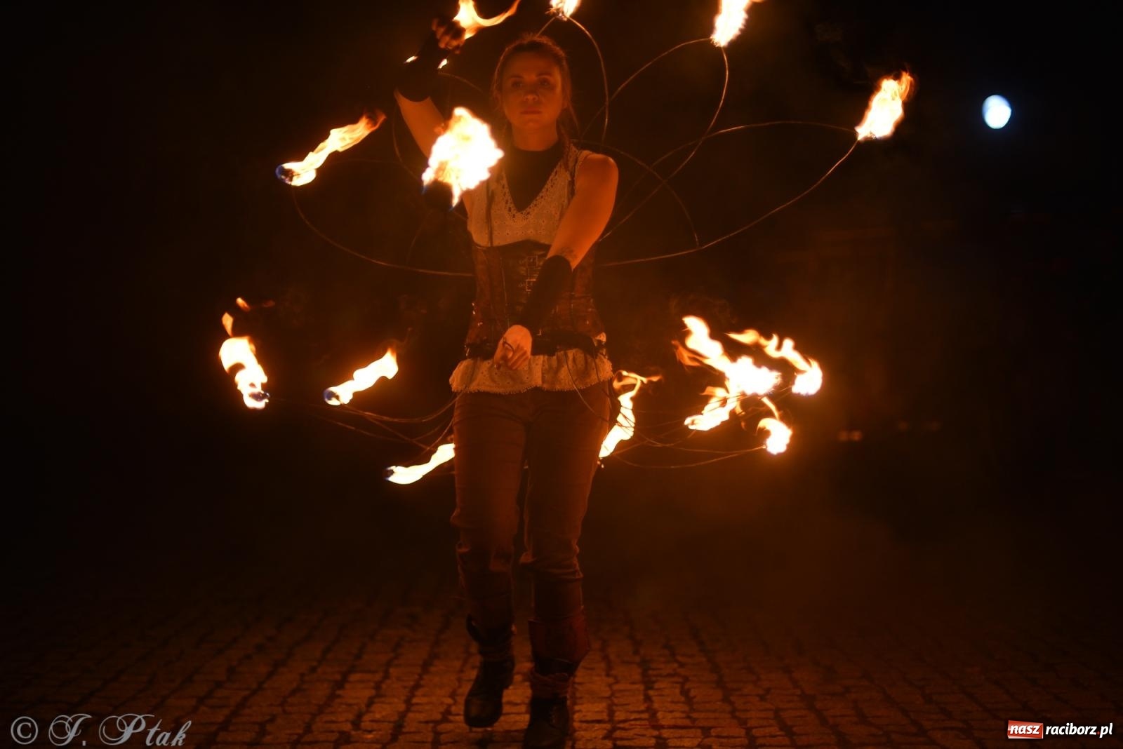 Zdjęcie w galerii na portalu naszraciborz.pl: Cyrk, ogień i serce Don Juana – nowa energia w murach Zamku Piastowskiego wiadomości z regionu