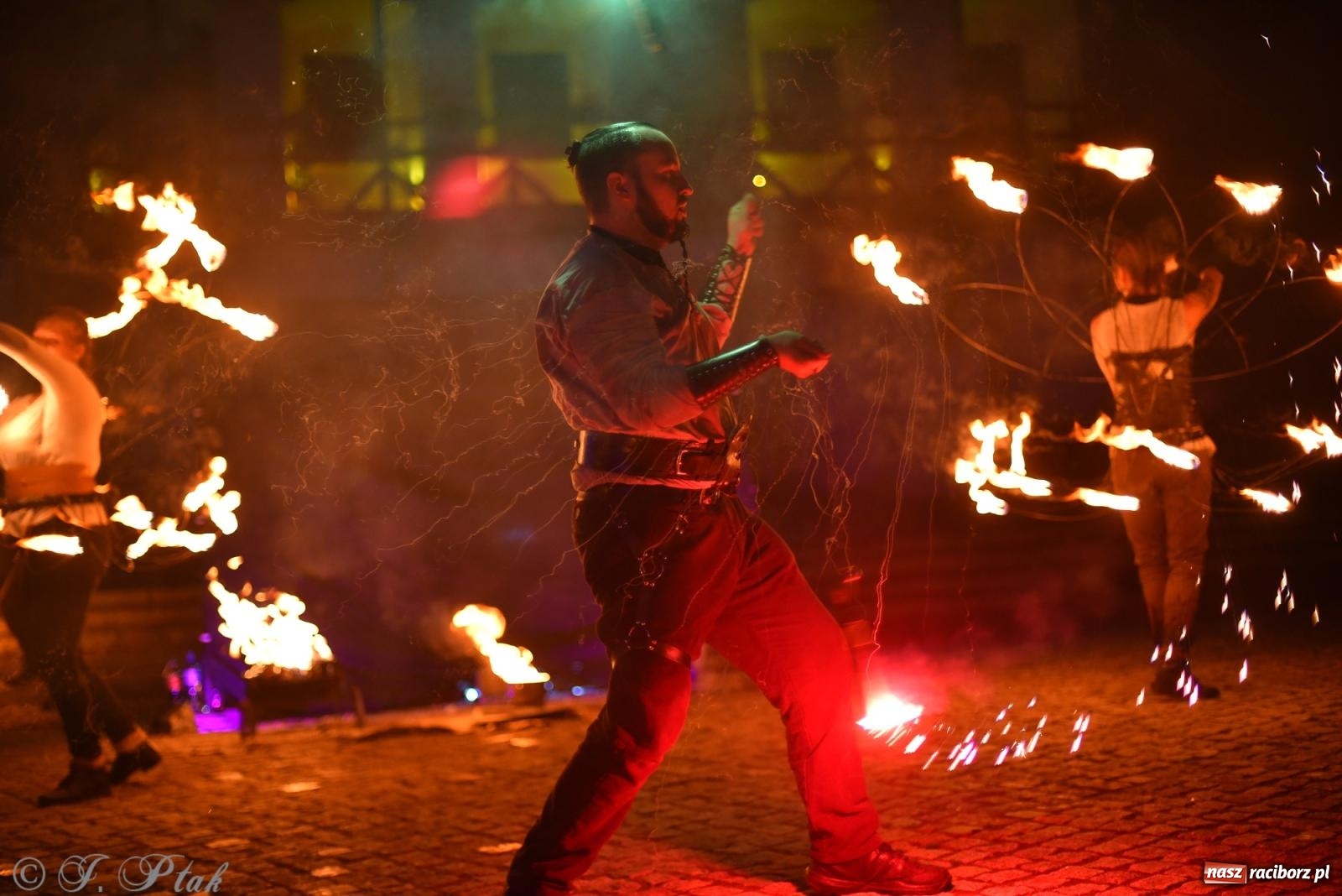 Zdjęcie w galerii na portalu naszraciborz.pl: Cyrk, ogień i serce Don Juana – nowa energia w murach Zamku Piastowskiego wiadomości z regionu