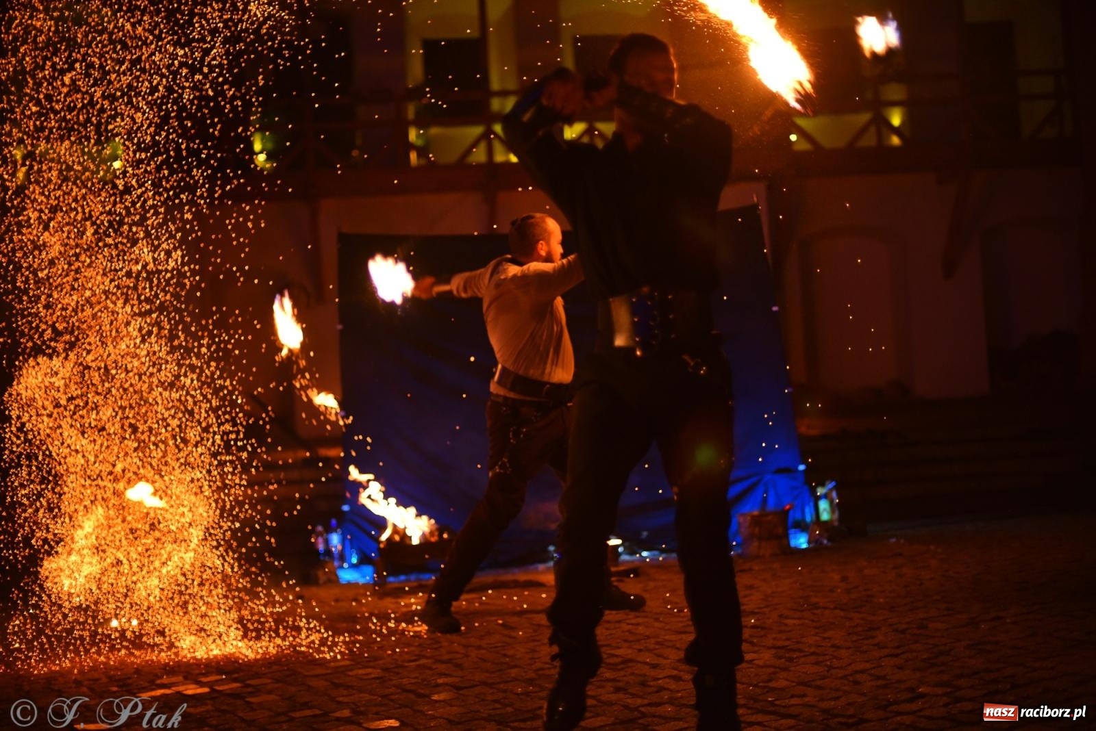 Zdjęcie w galerii na portalu naszraciborz.pl: Cyrk, ogień i serce Don Juana – nowa energia w murach Zamku Piastowskiego wiadomości z regionu