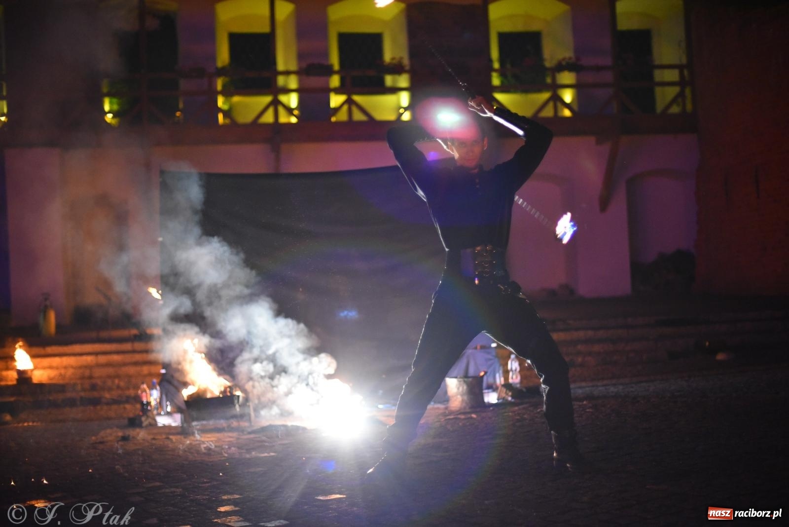 Zdjęcie w galerii na portalu naszraciborz.pl: Cyrk, ogień i serce Don Juana – nowa energia w murach Zamku Piastowskiego wiadomości z regionu