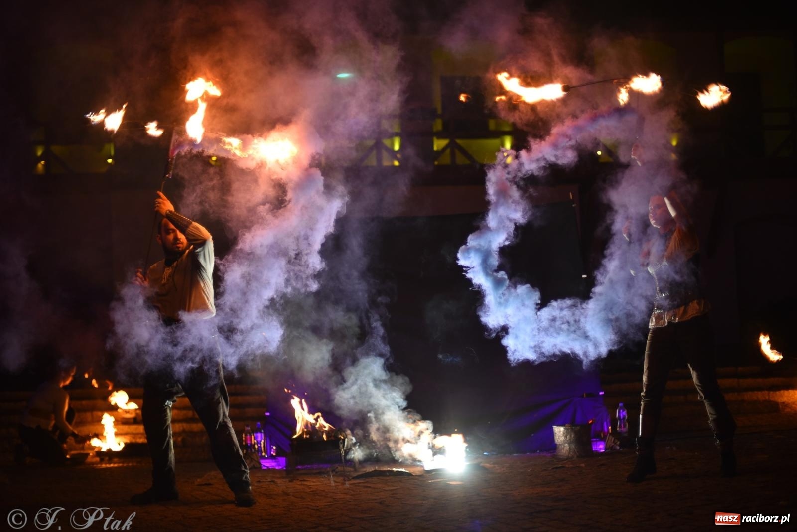 Zdjęcie w galerii na portalu naszraciborz.pl: Cyrk, ogień i serce Don Juana – nowa energia w murach Zamku Piastowskiego wiadomości z regionu