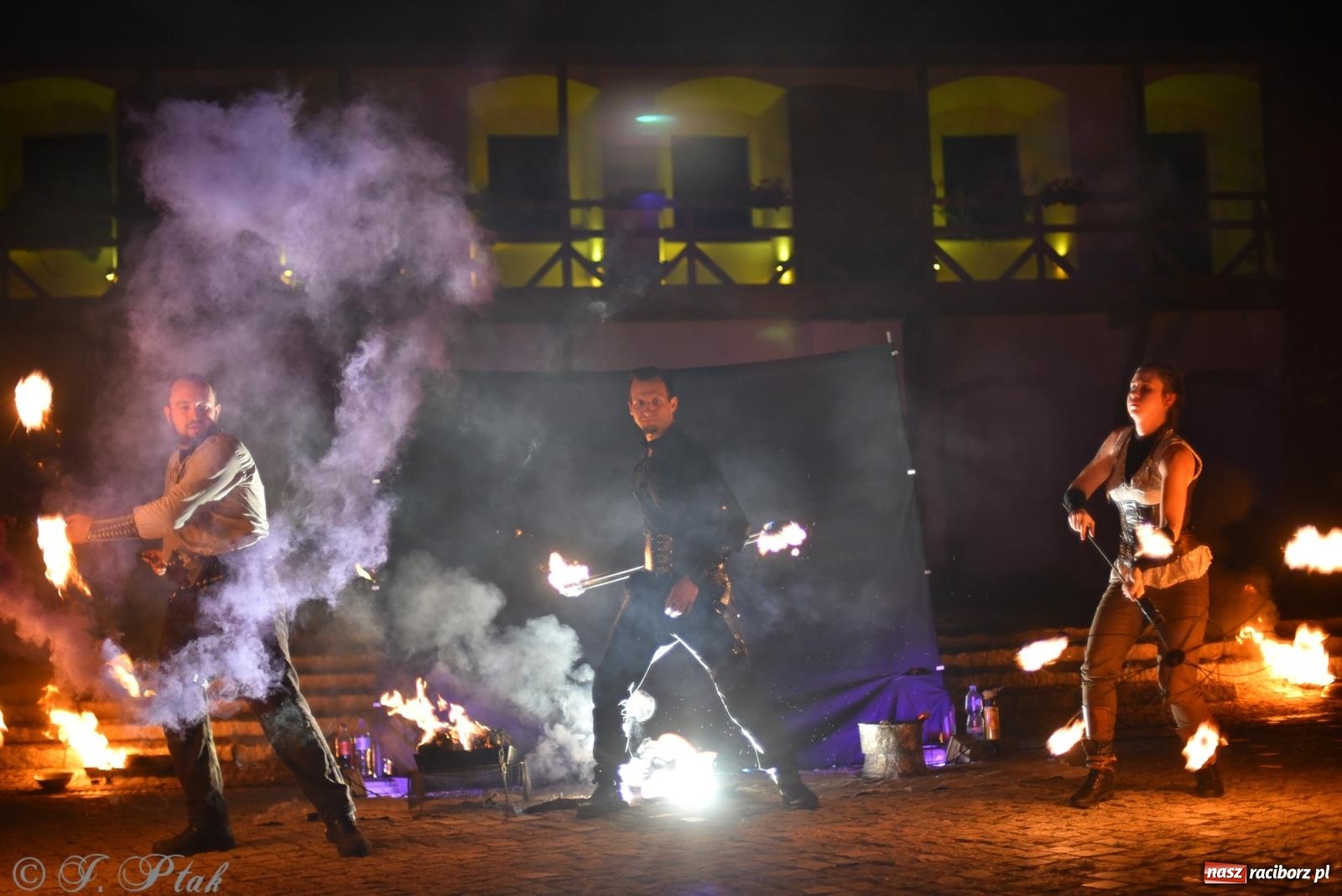 Zdjęcie w galerii na portalu naszraciborz.pl: Cyrk, ogień i serce Don Juana – nowa energia w murach Zamku Piastowskiego wiadomości z regionu
