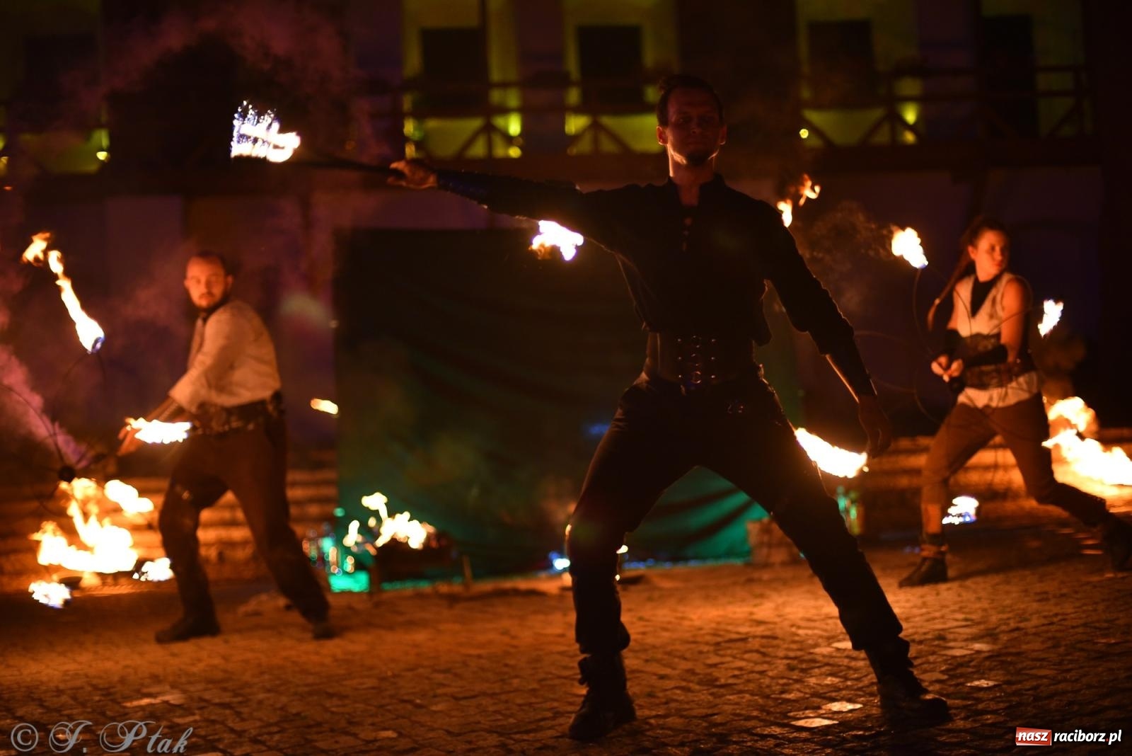 Zdjęcie w galerii na portalu naszraciborz.pl: Cyrk, ogień i serce Don Juana – nowa energia w murach Zamku Piastowskiego wiadomości z regionu