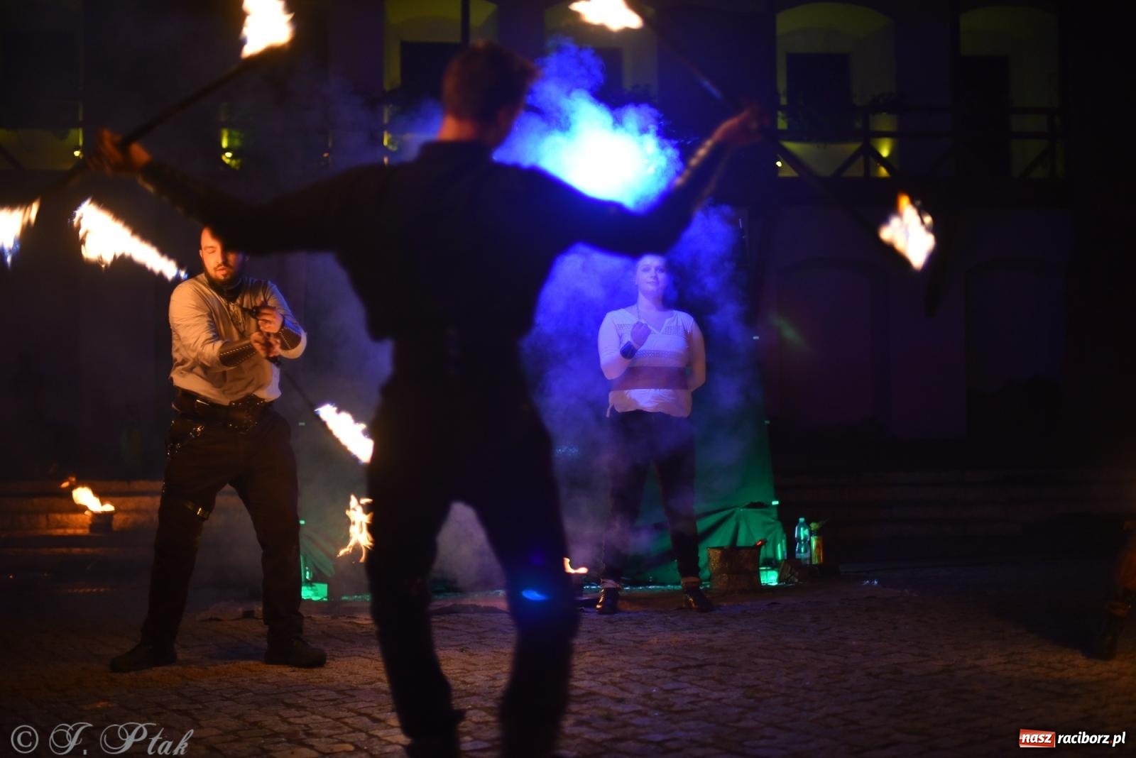 Zdjęcie w galerii na portalu naszraciborz.pl: Cyrk, ogień i serce Don Juana – nowa energia w murach Zamku Piastowskiego wiadomości z regionu