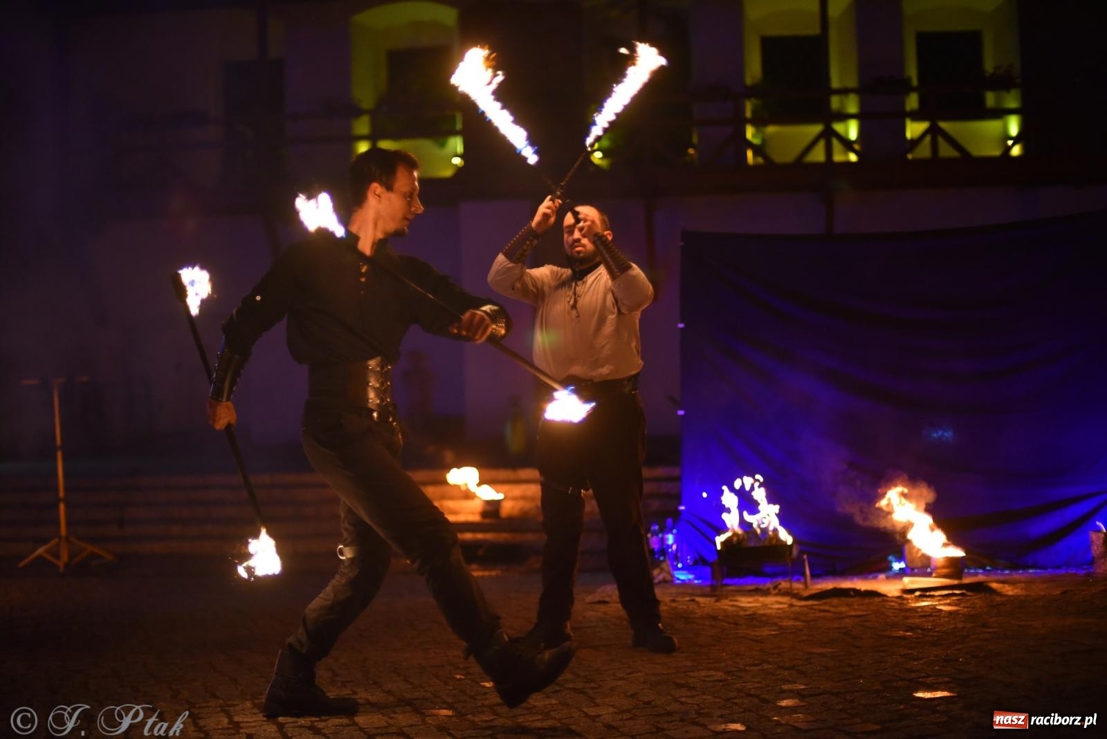 Zdjęcie w galerii na portalu naszraciborz.pl: Cyrk, ogień i serce Don Juana – nowa energia w murach Zamku Piastowskiego wiadomości z regionu
