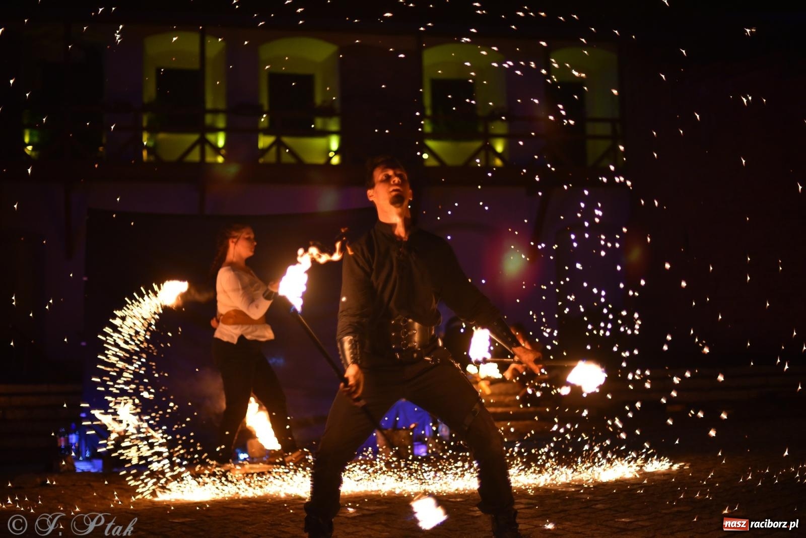 Zdjęcie w galerii na portalu naszraciborz.pl: Cyrk, ogień i serce Don Juana – nowa energia w murach Zamku Piastowskiego wiadomości z regionu