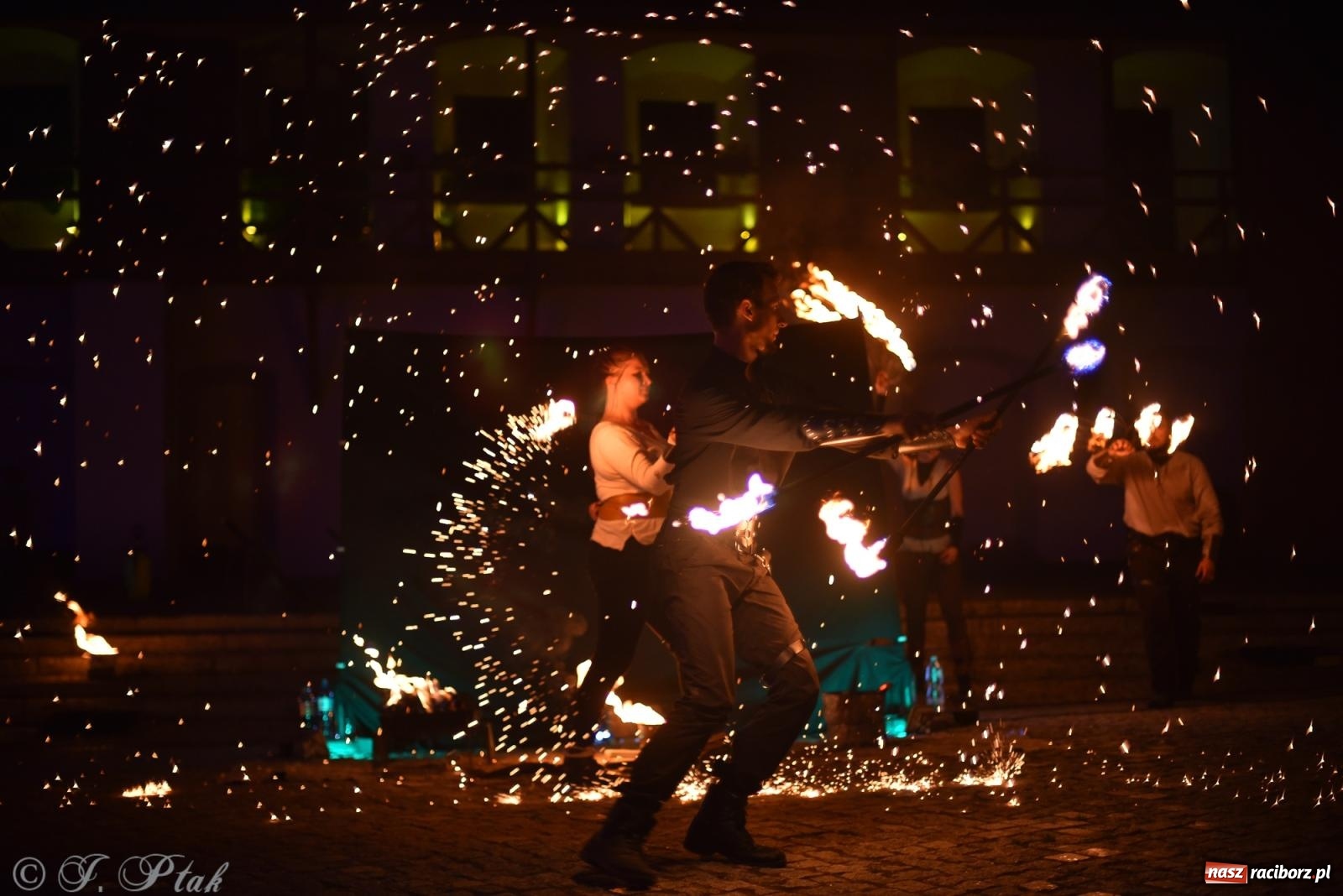 Zdjęcie w galerii na portalu naszraciborz.pl: Cyrk, ogień i serce Don Juana – nowa energia w murach Zamku Piastowskiego wiadomości z regionu