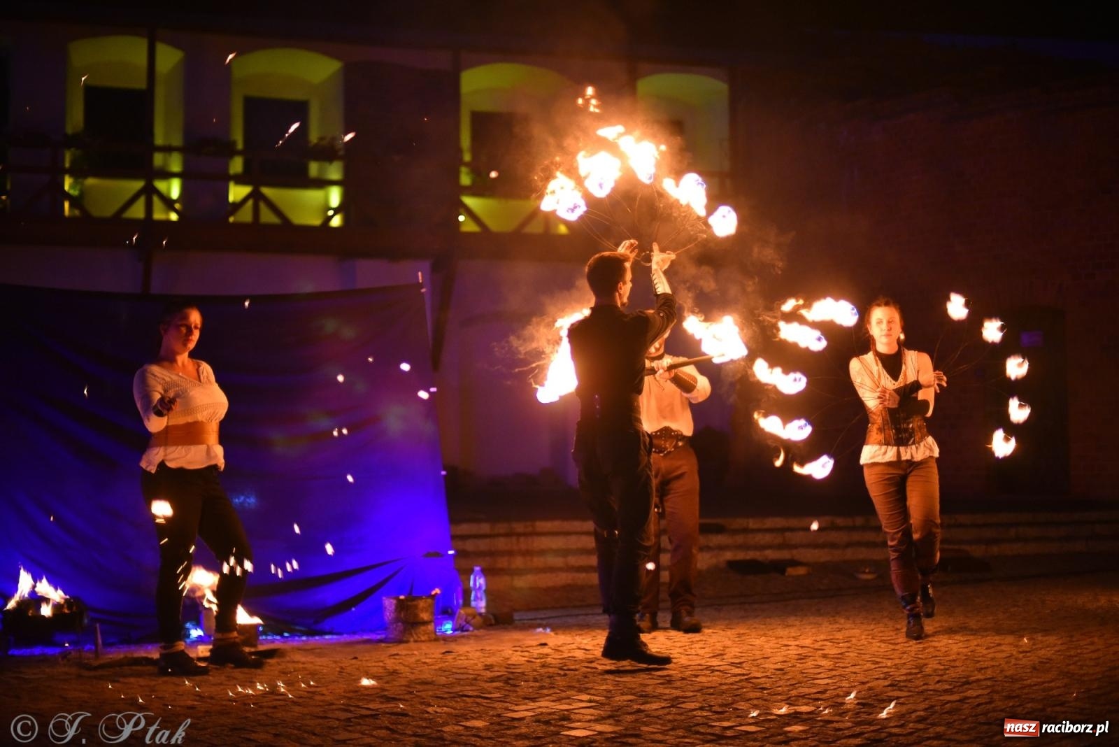 Zdjęcie w galerii na portalu naszraciborz.pl: Cyrk, ogień i serce Don Juana – nowa energia w murach Zamku Piastowskiego wiadomości z regionu