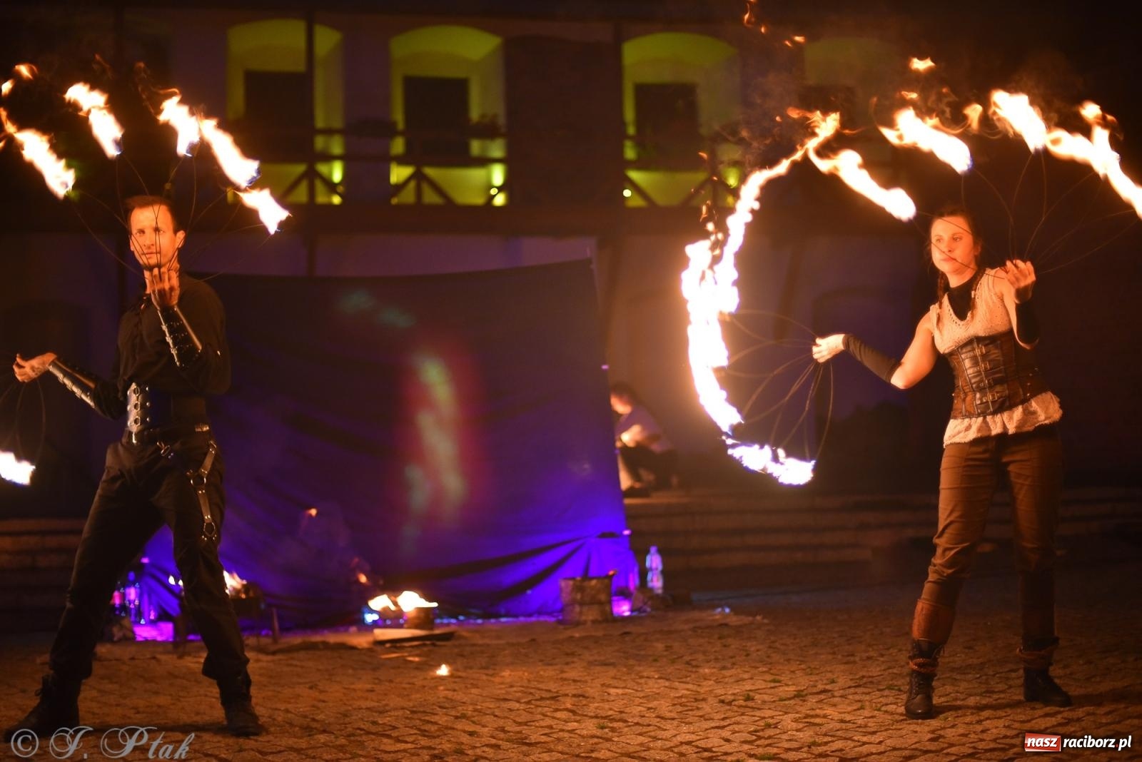 Zdjęcie w galerii na portalu naszraciborz.pl: Cyrk, ogień i serce Don Juana – nowa energia w murach Zamku Piastowskiego wiadomości z regionu