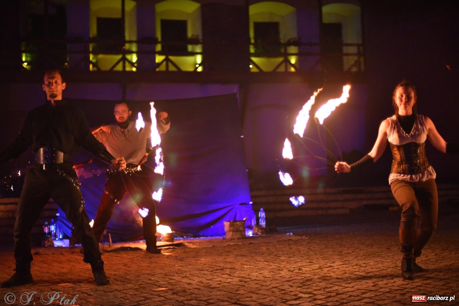 Zdjęcie w galerii na portalu naszraciborz.pl: Cyrk, ogień i serce Don Juana – nowa energia w murach Zamku Piastowskiego wiadomości z regionu