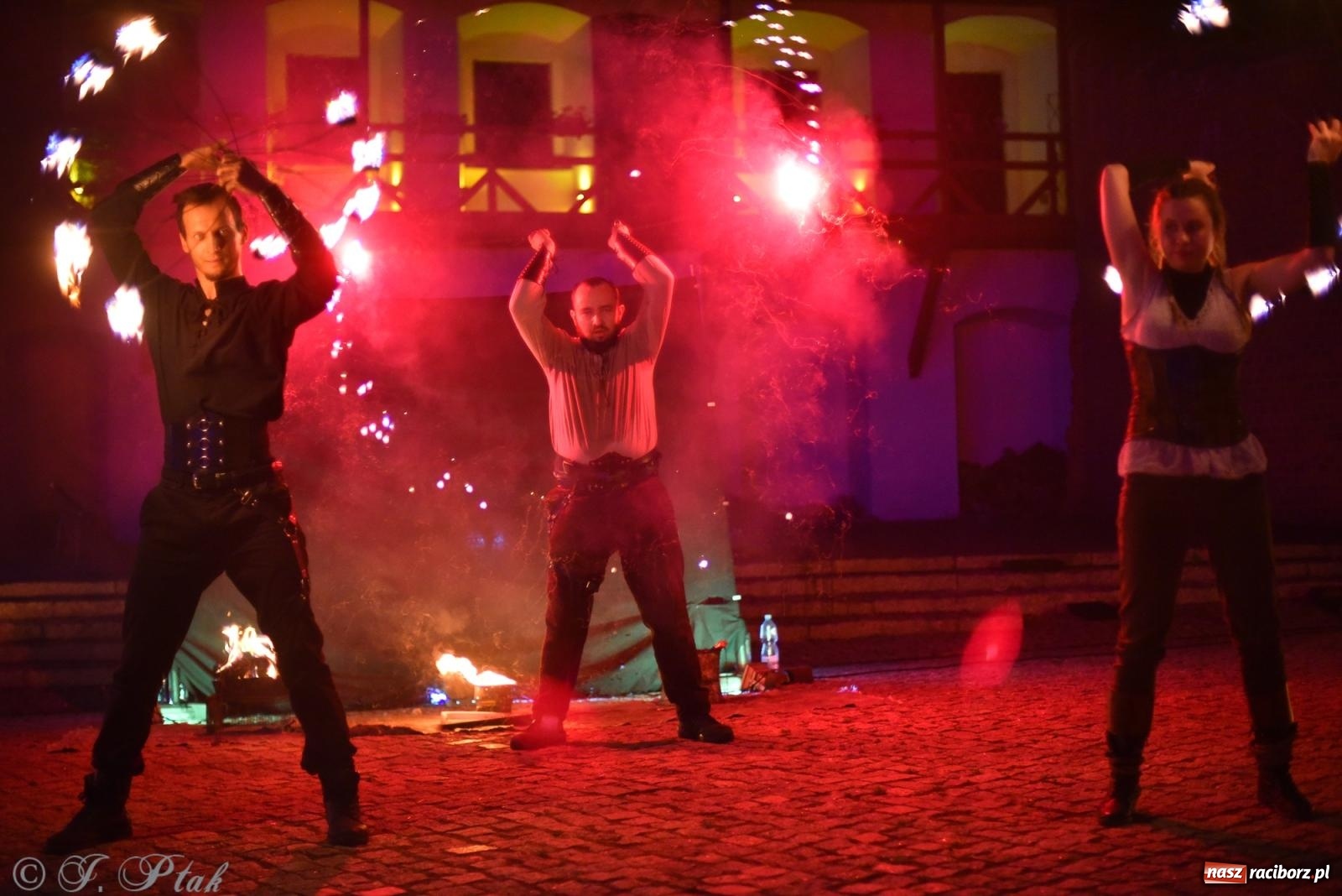 Zdjęcie w galerii na portalu naszraciborz.pl: Cyrk, ogień i serce Don Juana – nowa energia w murach Zamku Piastowskiego wiadomości z regionu
