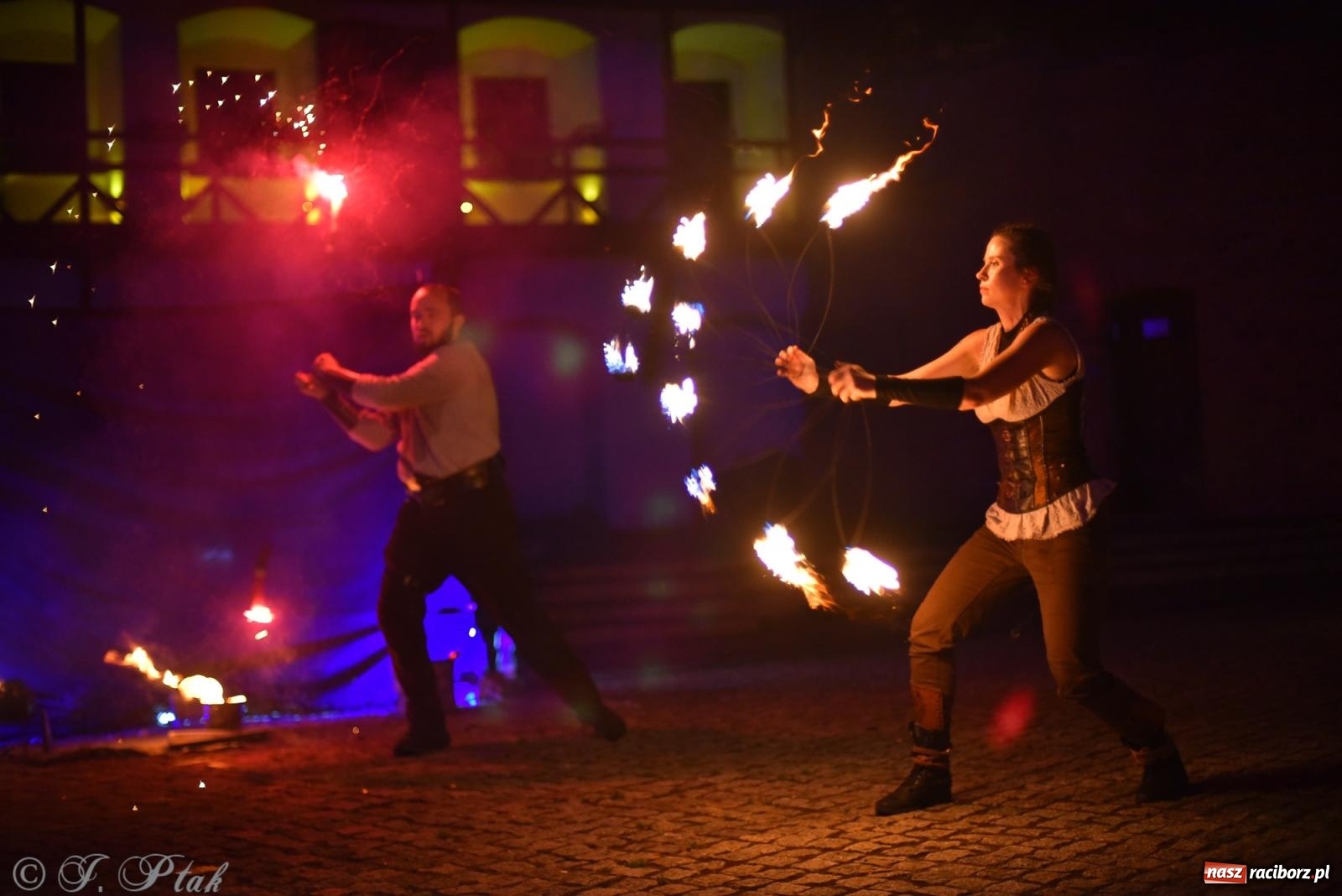 Zdjęcie w galerii na portalu naszraciborz.pl: Cyrk, ogień i serce Don Juana – nowa energia w murach Zamku Piastowskiego wiadomości z regionu