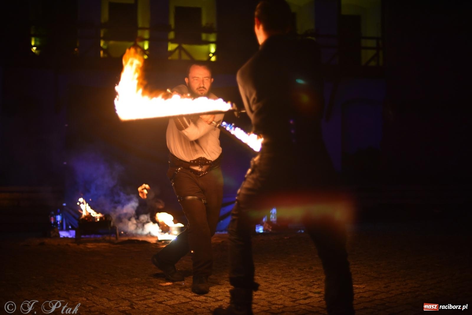 Zdjęcie w galerii na portalu naszraciborz.pl: Cyrk, ogień i serce Don Juana – nowa energia w murach Zamku Piastowskiego wiadomości z regionu