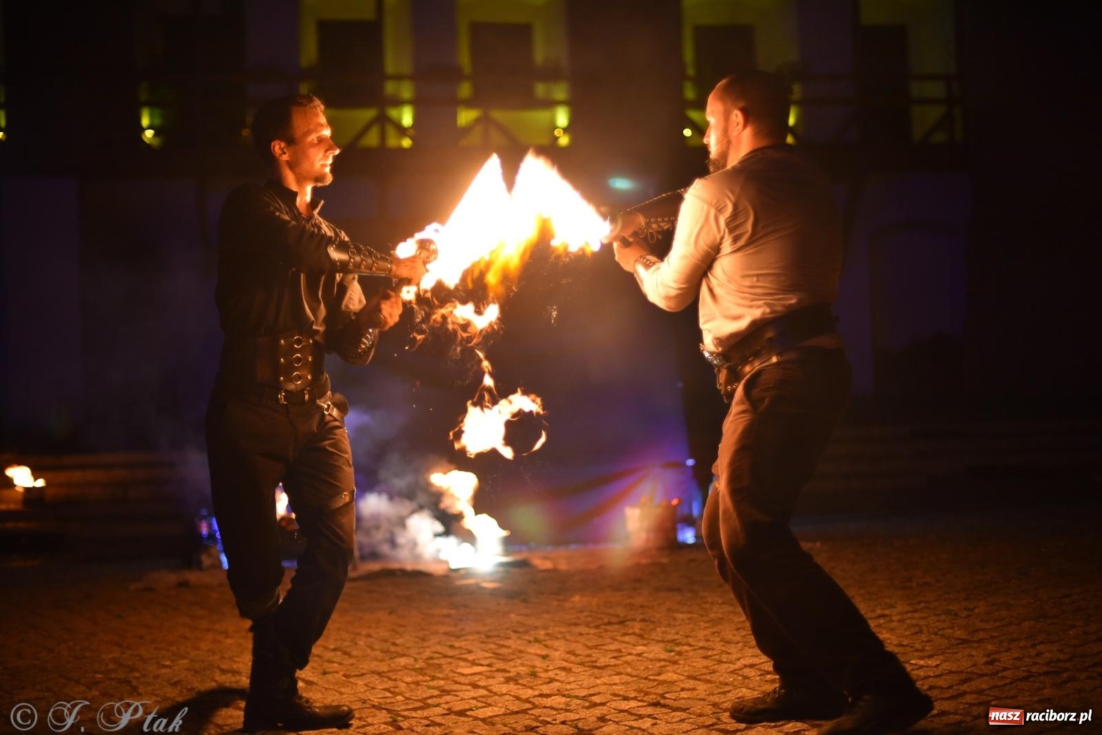 Zdjęcie w galerii na portalu naszraciborz.pl: Cyrk, ogień i serce Don Juana – nowa energia w murach Zamku Piastowskiego wiadomości z regionu