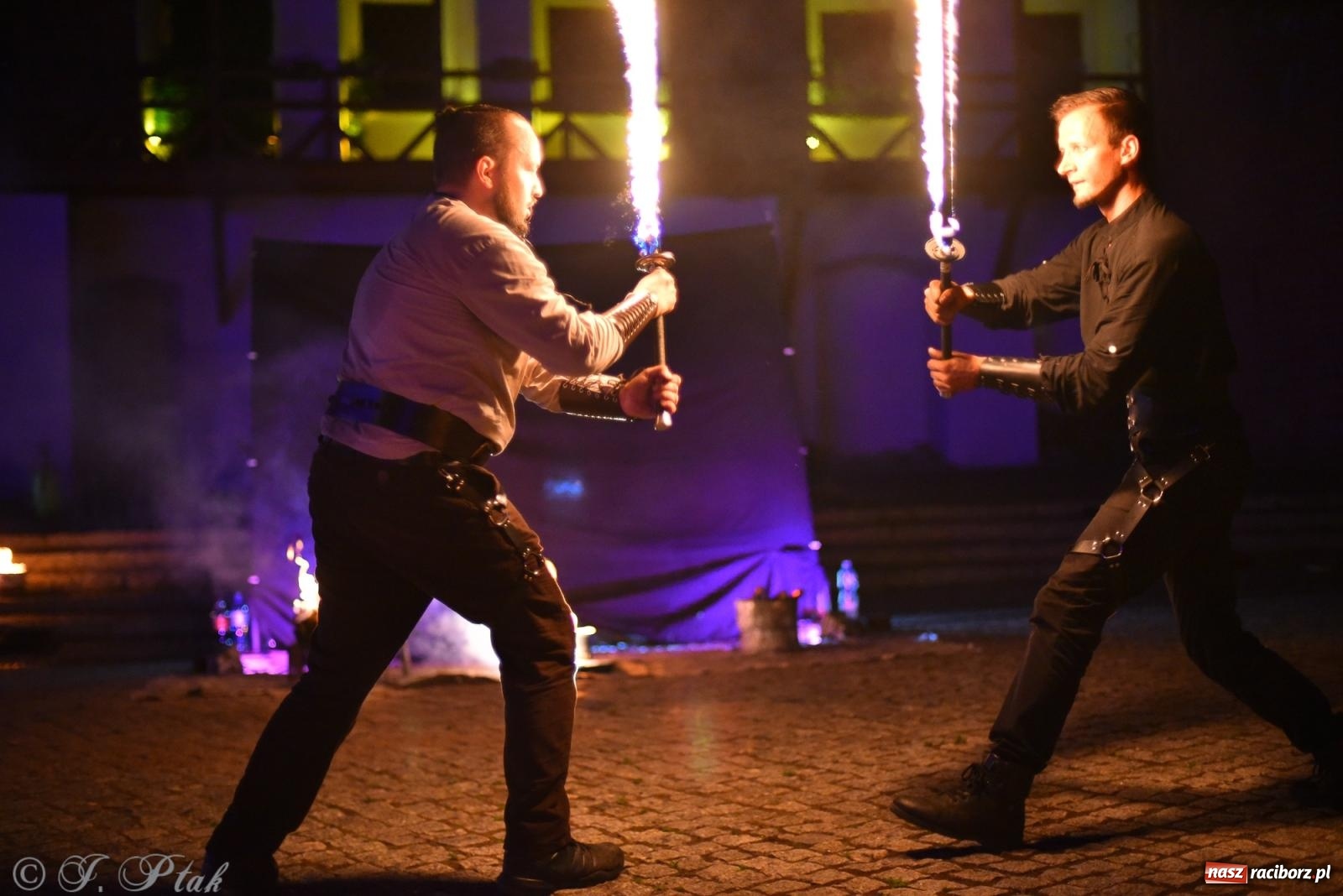 Zdjęcie w galerii na portalu naszraciborz.pl: Cyrk, ogień i serce Don Juana – nowa energia w murach Zamku Piastowskiego wiadomości z regionu