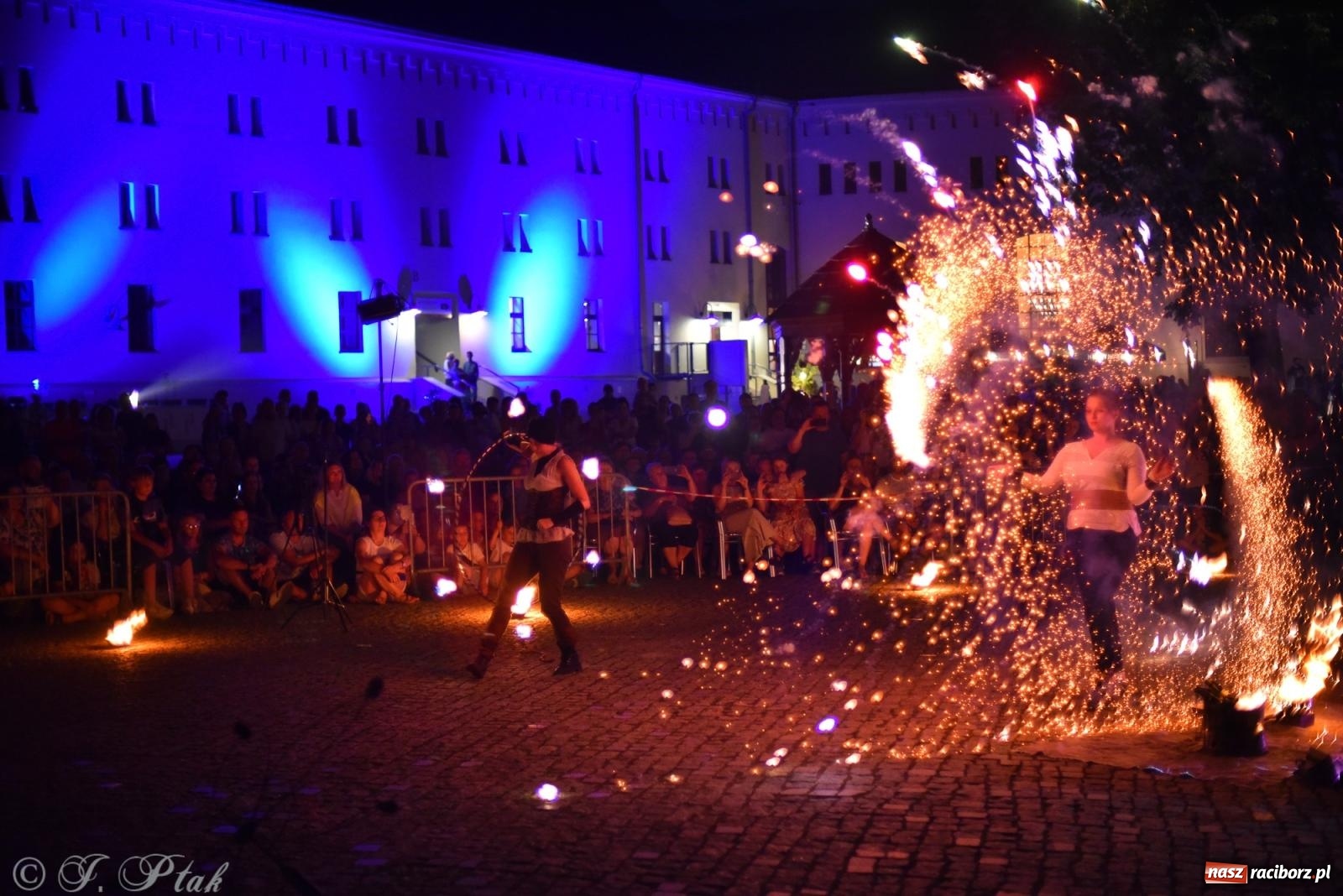 Zdjęcie w galerii na portalu naszraciborz.pl: Cyrk, ogień i serce Don Juana – nowa energia w murach Zamku Piastowskiego wiadomości z regionu