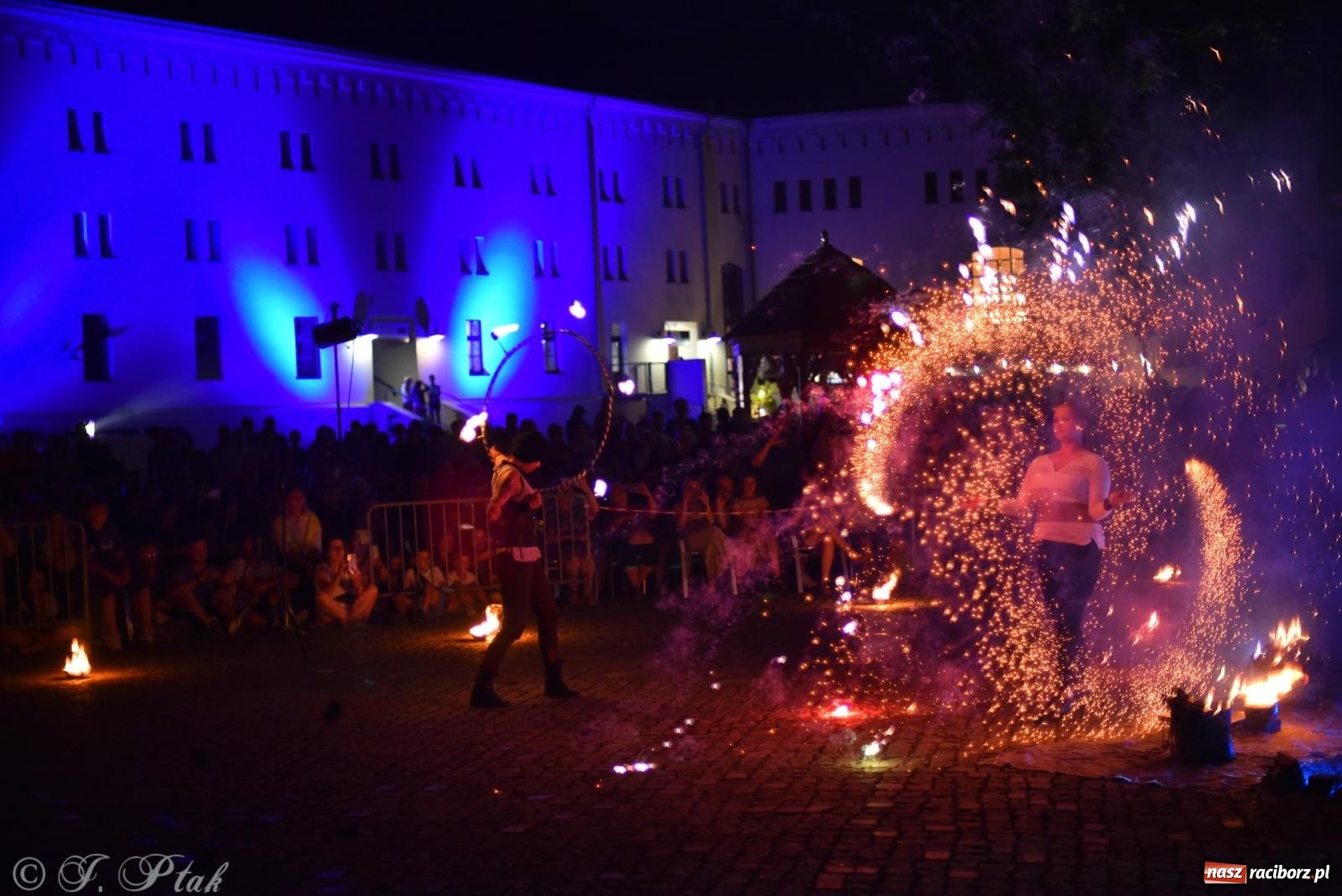 Zdjęcie w galerii na portalu naszraciborz.pl: Cyrk, ogień i serce Don Juana – nowa energia w murach Zamku Piastowskiego wiadomości z regionu