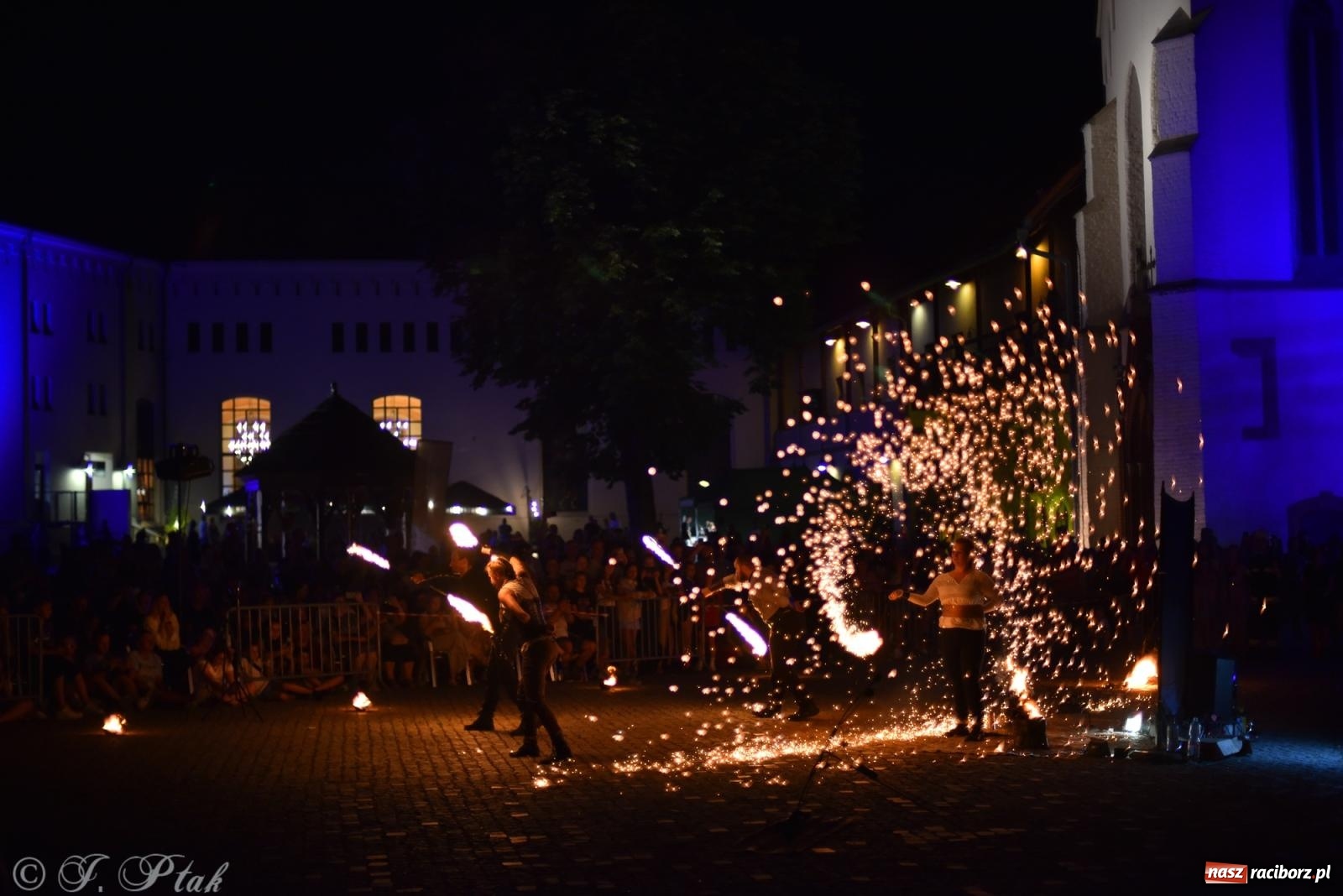 Zdjęcie w galerii na portalu naszraciborz.pl: Cyrk, ogień i serce Don Juana – nowa energia w murach Zamku Piastowskiego wiadomości z regionu