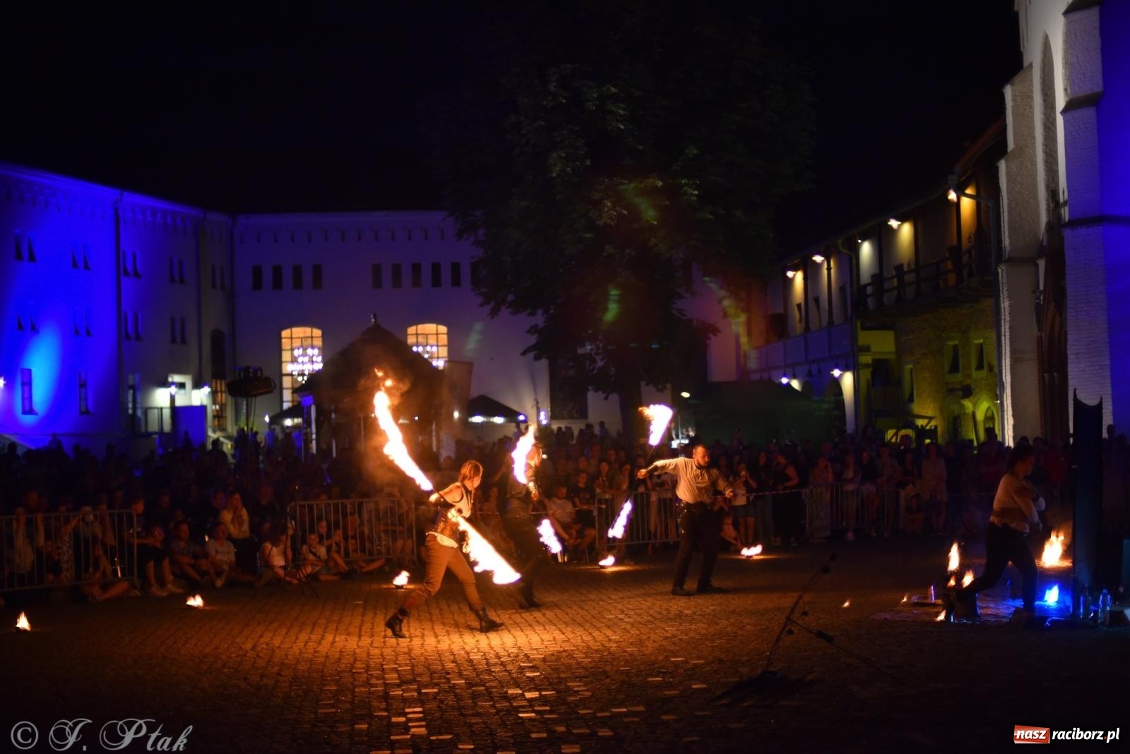 Zdjęcie w galerii na portalu naszraciborz.pl: Cyrk, ogień i serce Don Juana – nowa energia w murach Zamku Piastowskiego wiadomości z regionu