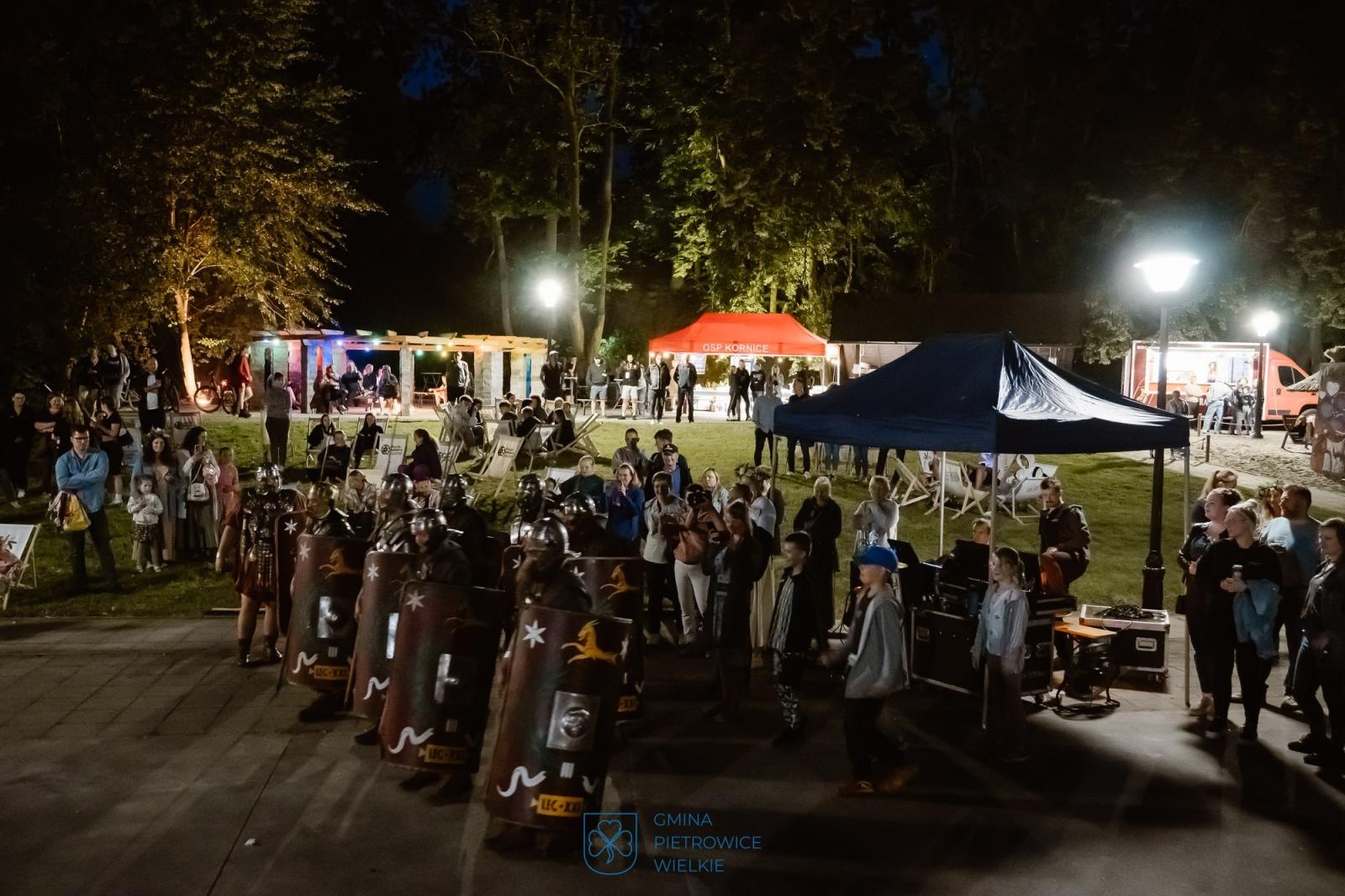 Zdjęcie w galerii na portalu naszraciborz.pl: Niezapomniany wieczór w Kornicach na bis: muzyka, ognisko i rzymscy legioniści wiadomości z regionu