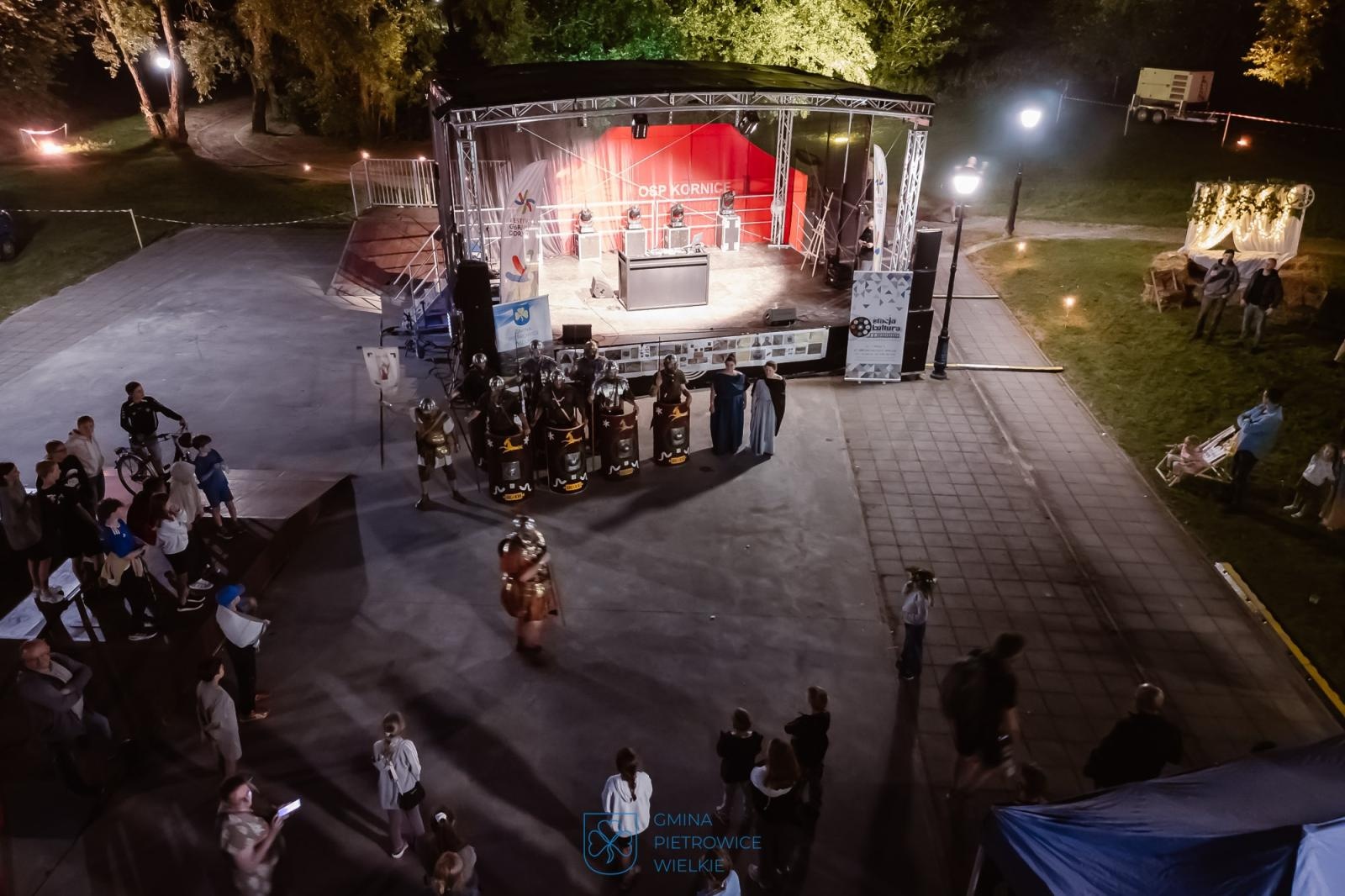 Zdjęcie w galerii na portalu naszraciborz.pl: Niezapomniany wieczór w Kornicach na bis: muzyka, ognisko i rzymscy legioniści wiadomości z regionu