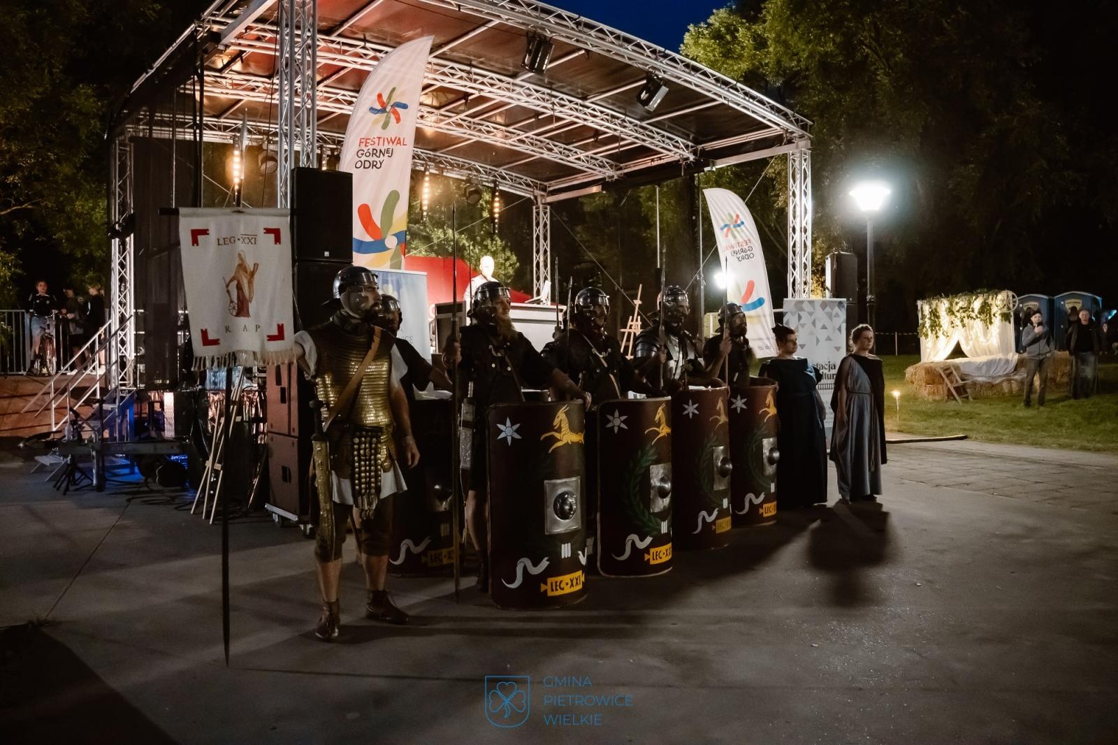 Zdjęcie w galerii na portalu naszraciborz.pl: Niezapomniany wieczór w Kornicach na bis: muzyka, ognisko i rzymscy legioniści wiadomości z regionu