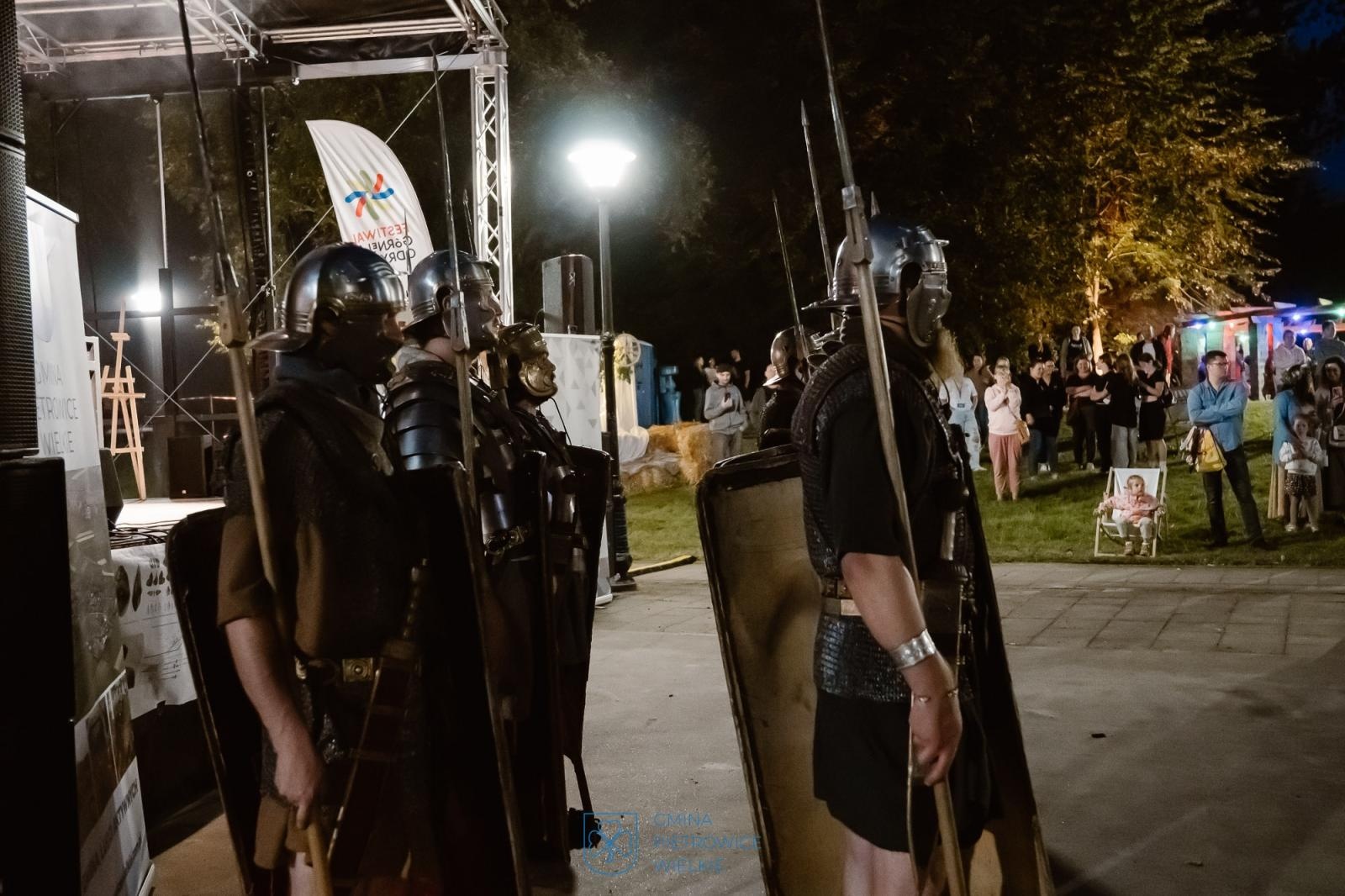 Zdjęcie w galerii na portalu naszraciborz.pl: Niezapomniany wieczór w Kornicach na bis: muzyka, ognisko i rzymscy legioniści wiadomości z regionu