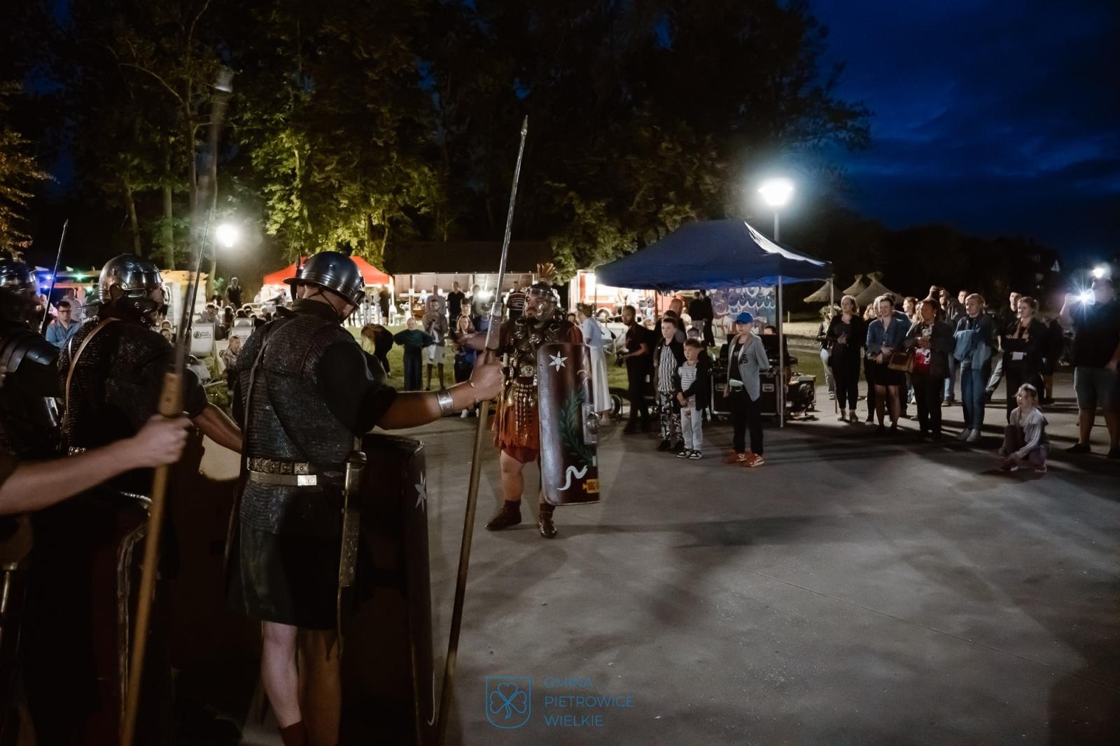 Zdjęcie w galerii na portalu naszraciborz.pl: Niezapomniany wieczór w Kornicach na bis: muzyka, ognisko i rzymscy legioniści wiadomości z regionu