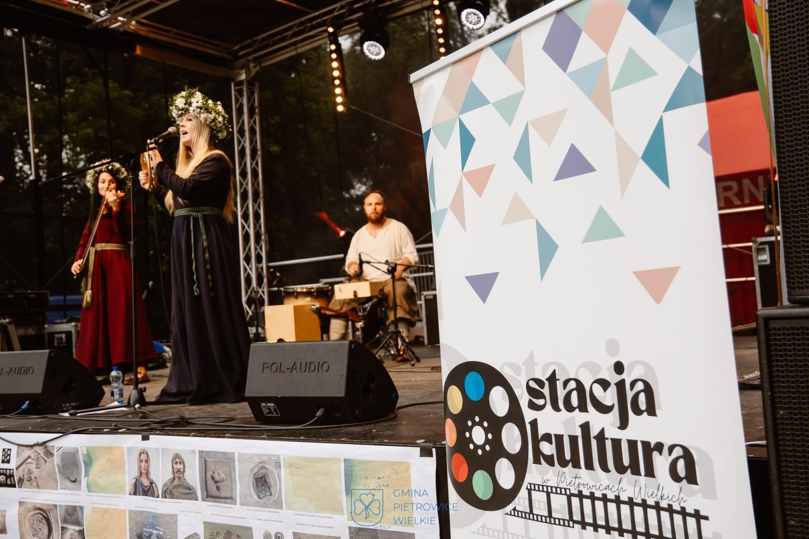 Zdjęcie w galerii na portalu naszraciborz.pl: Niezapomniany wieczór w Kornicach na bis: muzyka, ognisko i rzymscy legioniści wiadomości z regionu