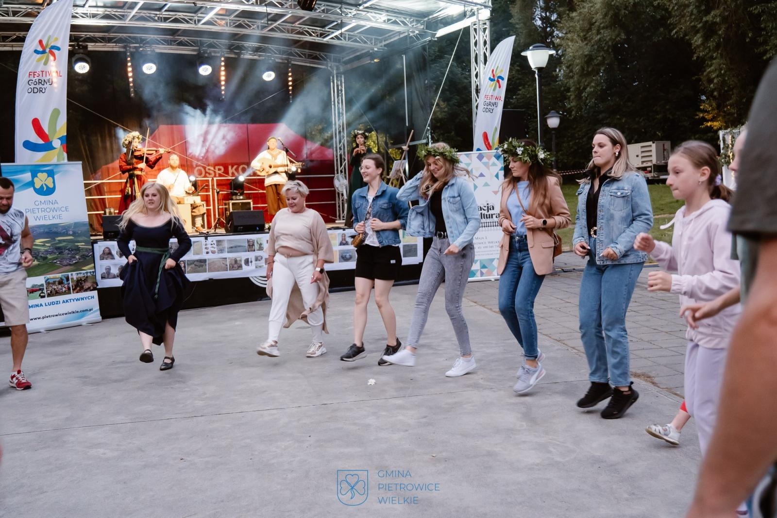 Zdjęcie w galerii na portalu naszraciborz.pl: Niezapomniany wieczór w Kornicach na bis: muzyka, ognisko i rzymscy legioniści wiadomości z regionu