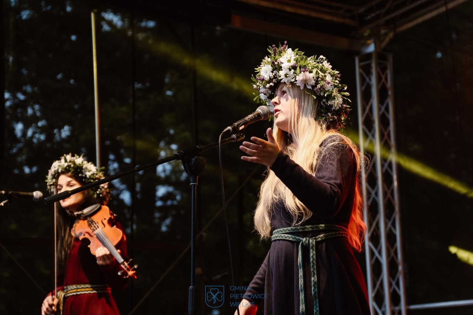 Zdjęcie w galerii na portalu naszraciborz.pl: Niezapomniany wieczór w Kornicach na bis: muzyka, ognisko i rzymscy legioniści wiadomości z regionu