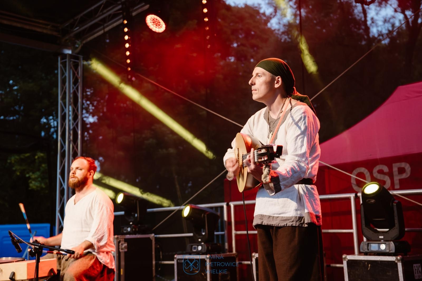 Zdjęcie w galerii na portalu naszraciborz.pl: Niezapomniany wieczór w Kornicach na bis: muzyka, ognisko i rzymscy legioniści wiadomości z regionu