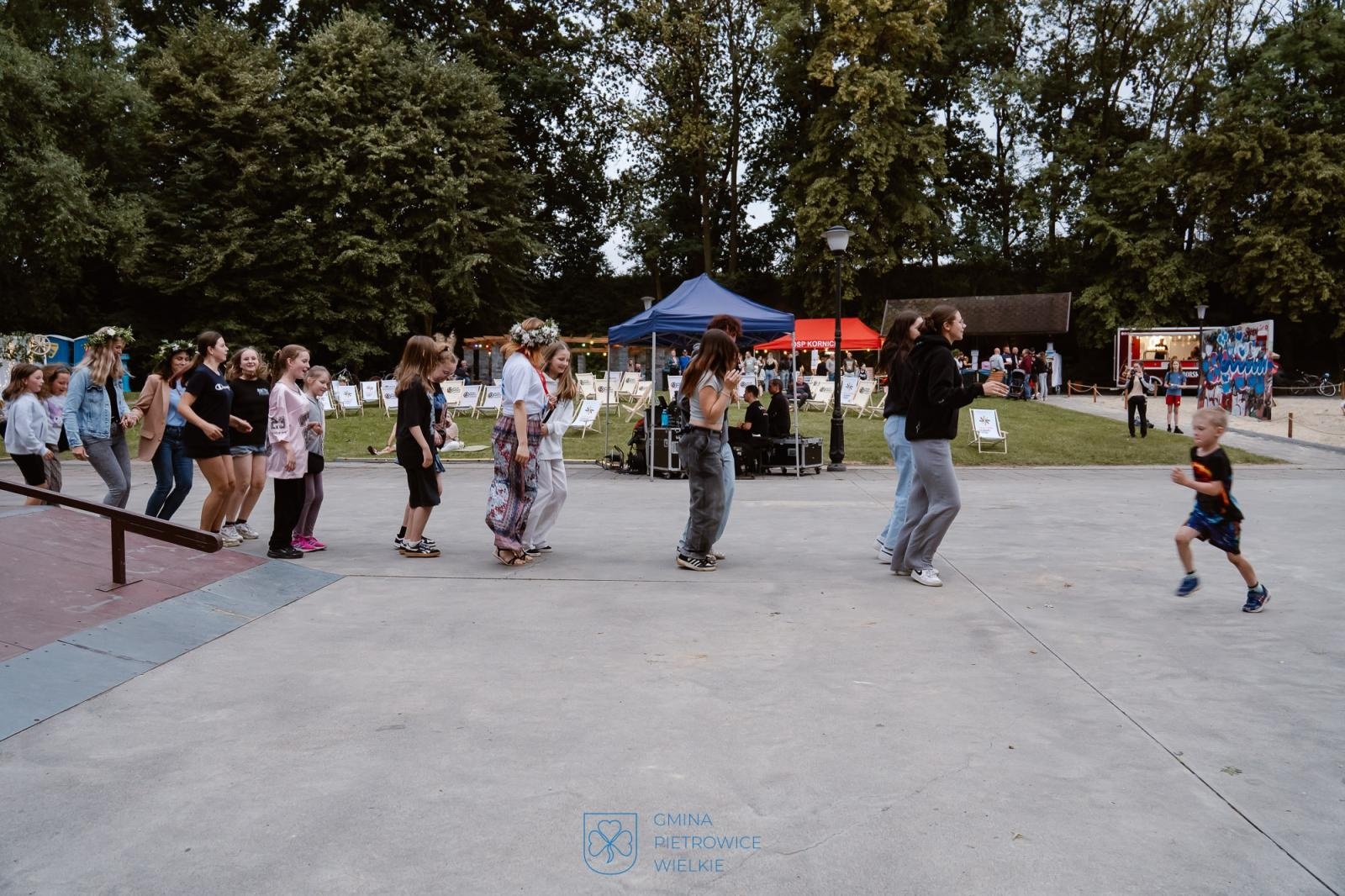 Zdjęcie w galerii na portalu naszraciborz.pl: Niezapomniany wieczór w Kornicach na bis: muzyka, ognisko i rzymscy legioniści wiadomości z regionu